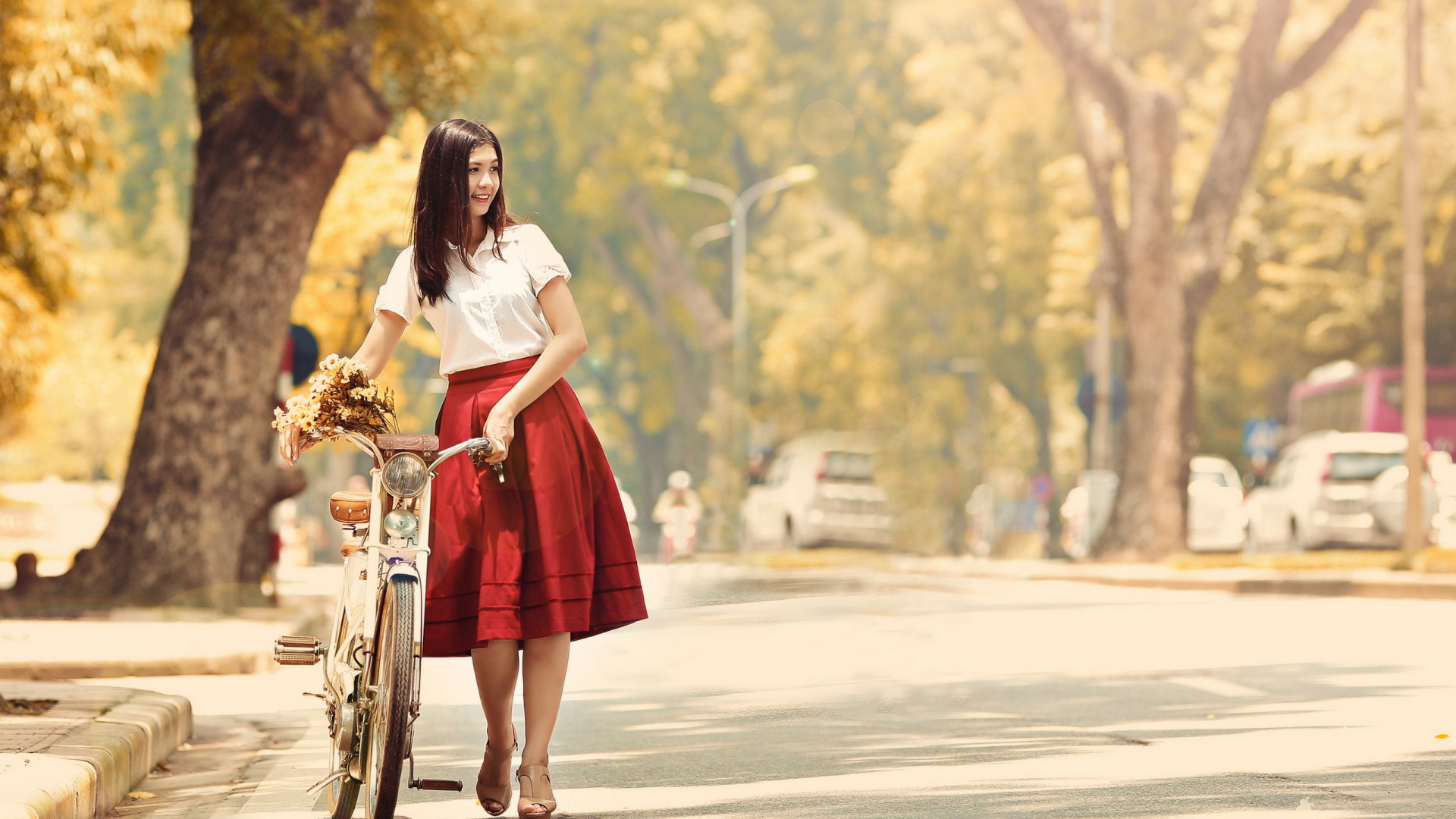 微笑的女孩,街道上,自行车,花束,唯美桌面壁纸