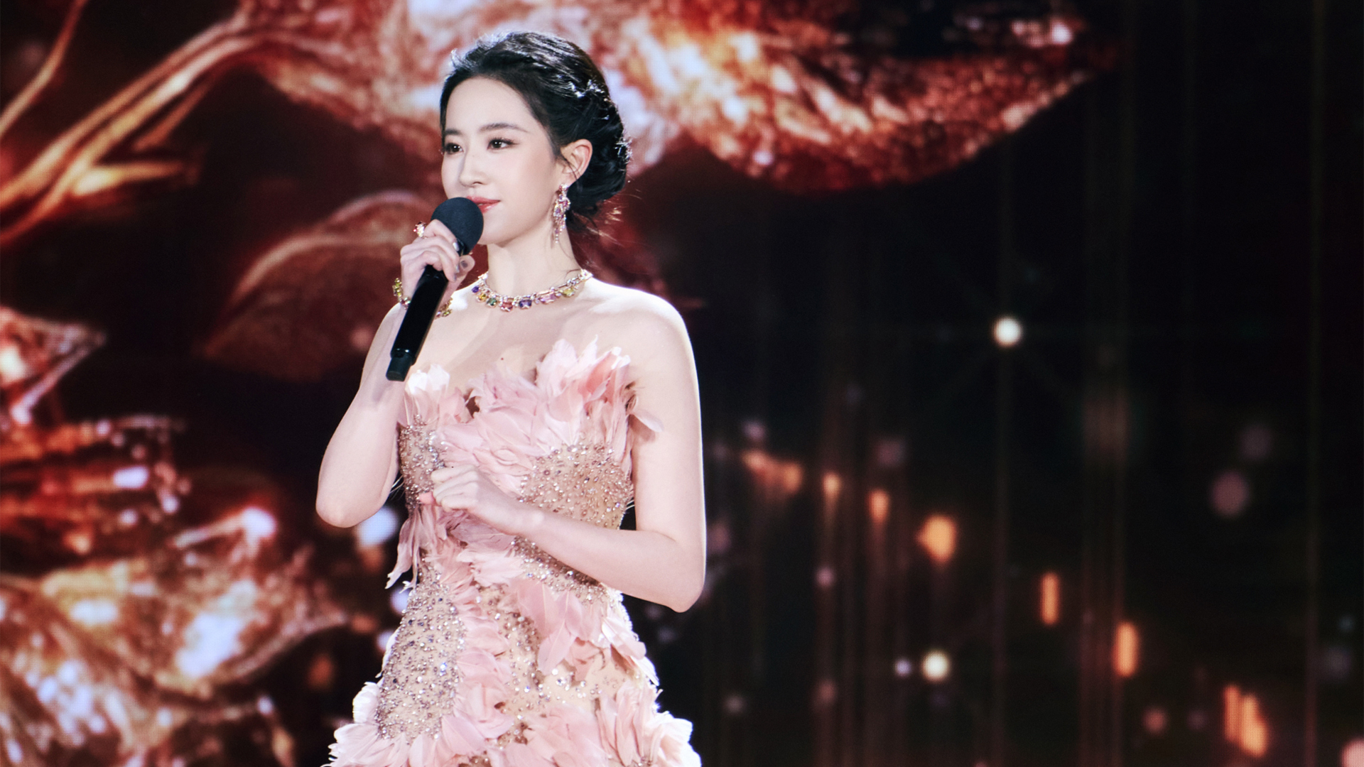 刘亦菲梦幻粉羽礼服高清美女壁纸免费下载