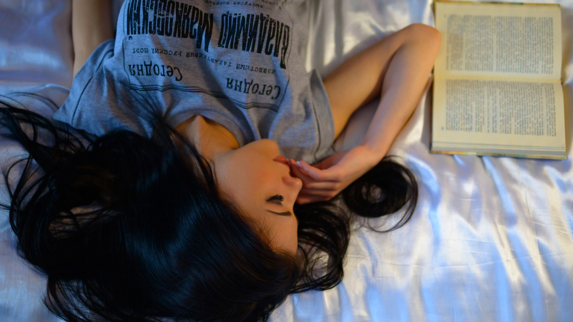 黑发女孩,床上,书本,美女壁纸