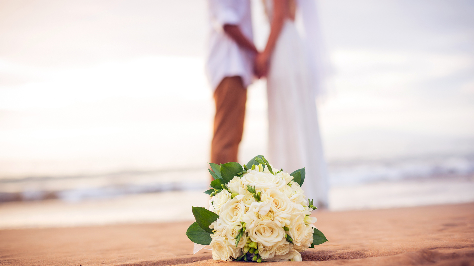 婚礼，婚纱照，新娘，新郎，花束，鲜花，沙滩，大海，浪漫的婚纱照桌面壁纸