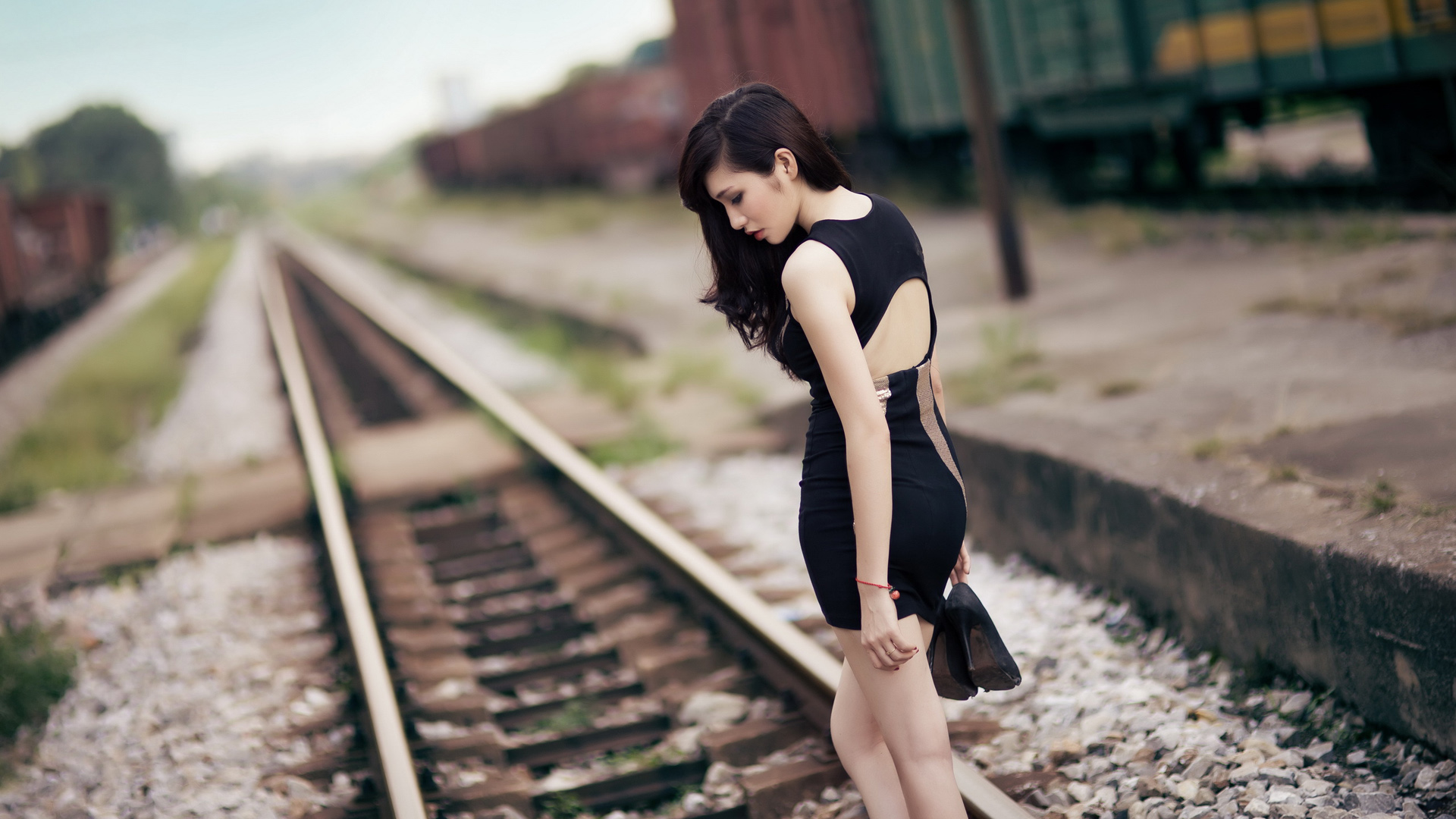 女孩,心情,黑色裙子,铁路美女桌面壁纸