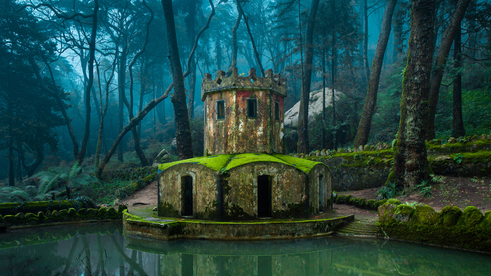 葡萄牙辛特拉公园 树木 苔藓 城堡 池塘 风景桌面壁纸
