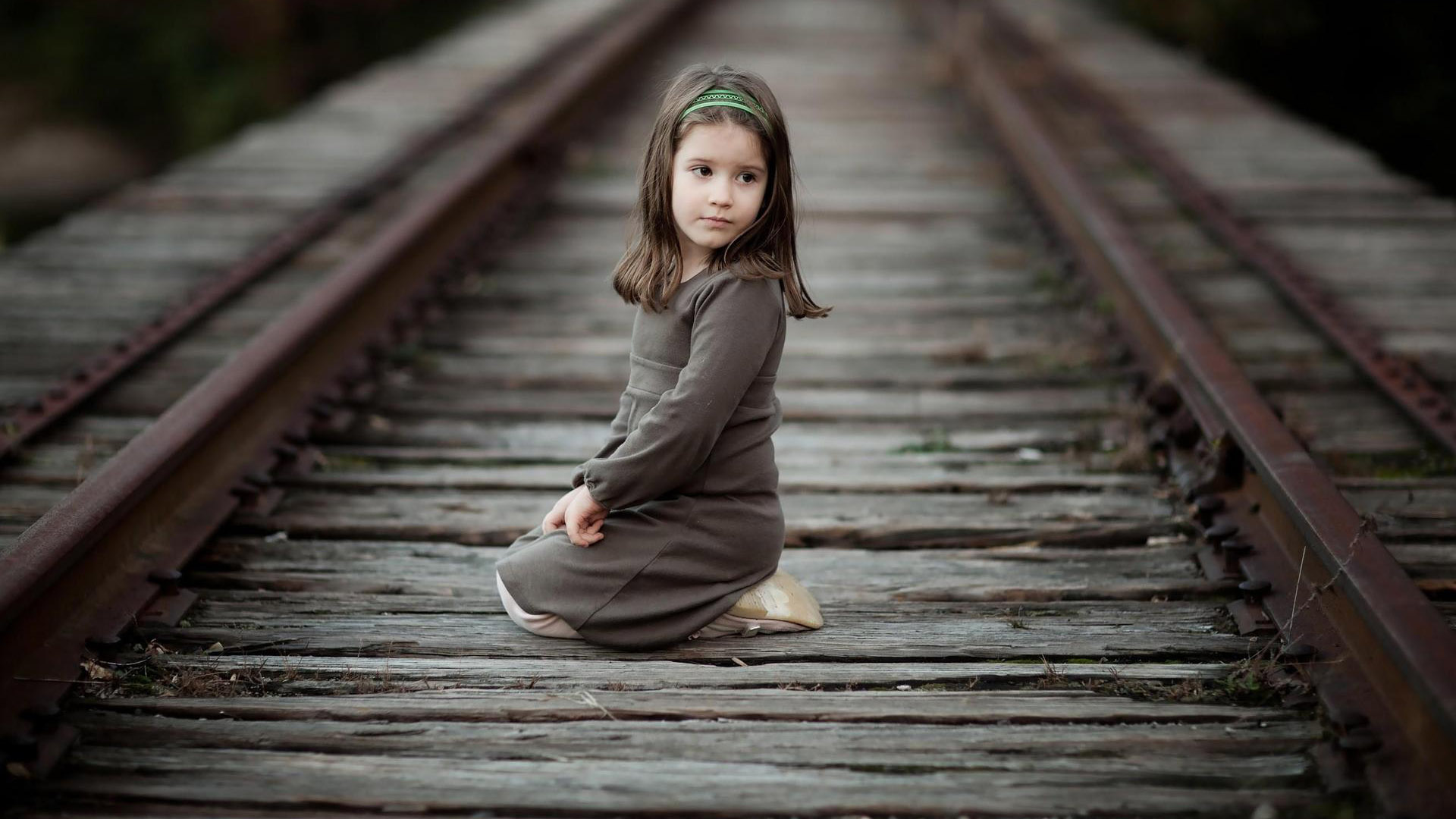 火车轨道可爱小女孩桌面壁纸
