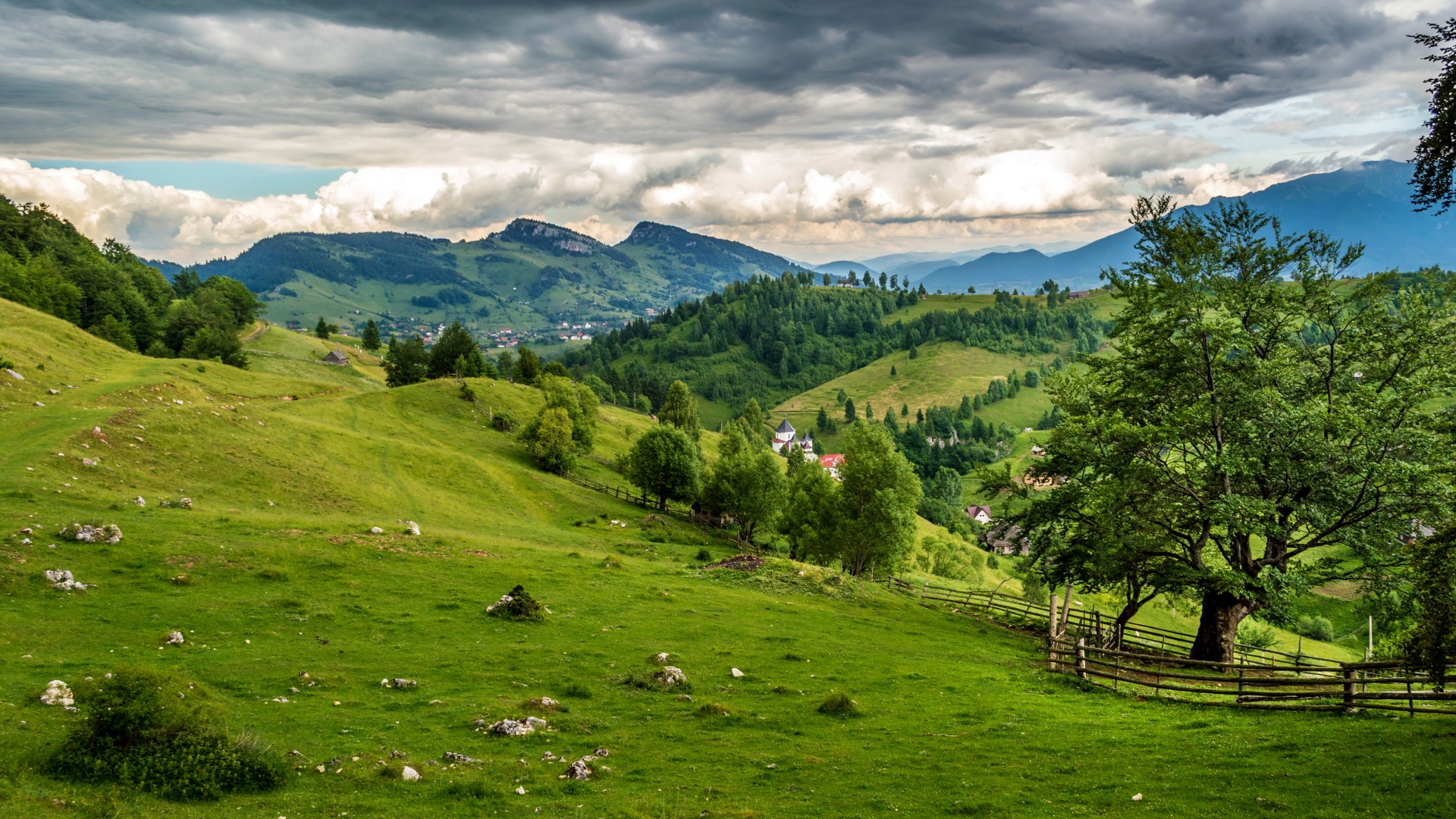 罗马尼亚，布拉索夫，群山，田野，草地，风景桌面壁纸