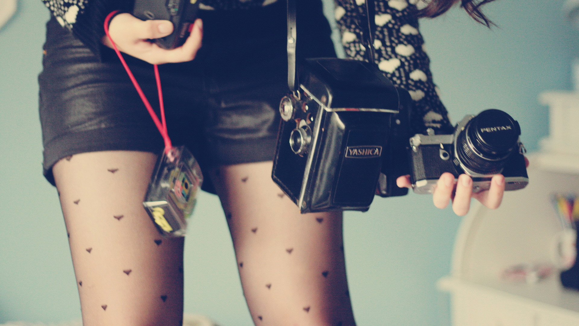 拿照相机的美女 美腿长腿桌面壁纸