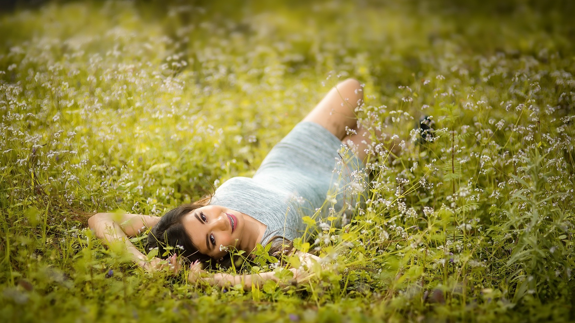 躺在草地上的年轻女人 躺在田地上看镜头的美女 躺在草地上的黑发美女 库存图片 - 图片 包括有 本质, 纵向: 197285737