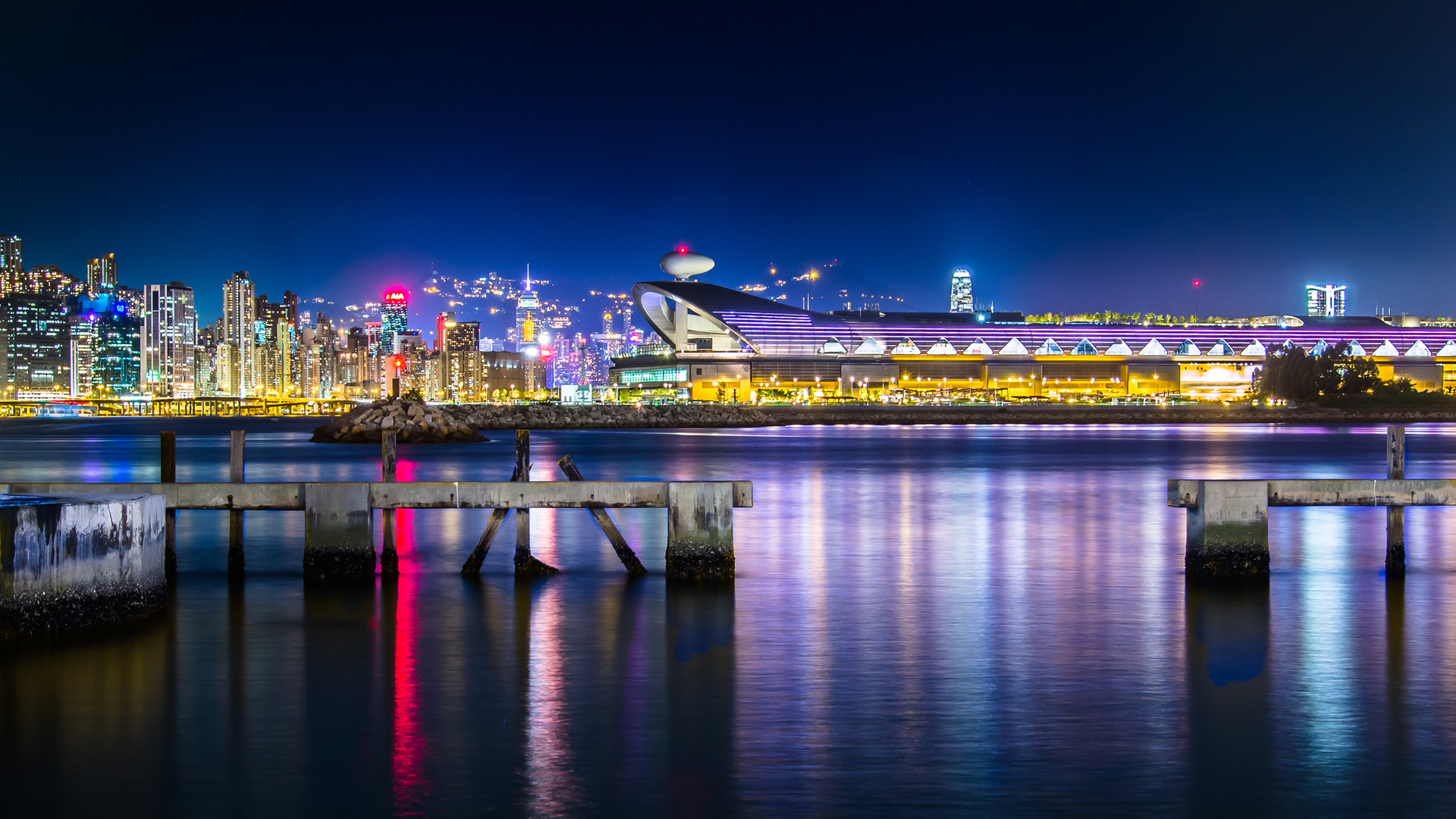 海滨城市夜景2K桌面壁纸