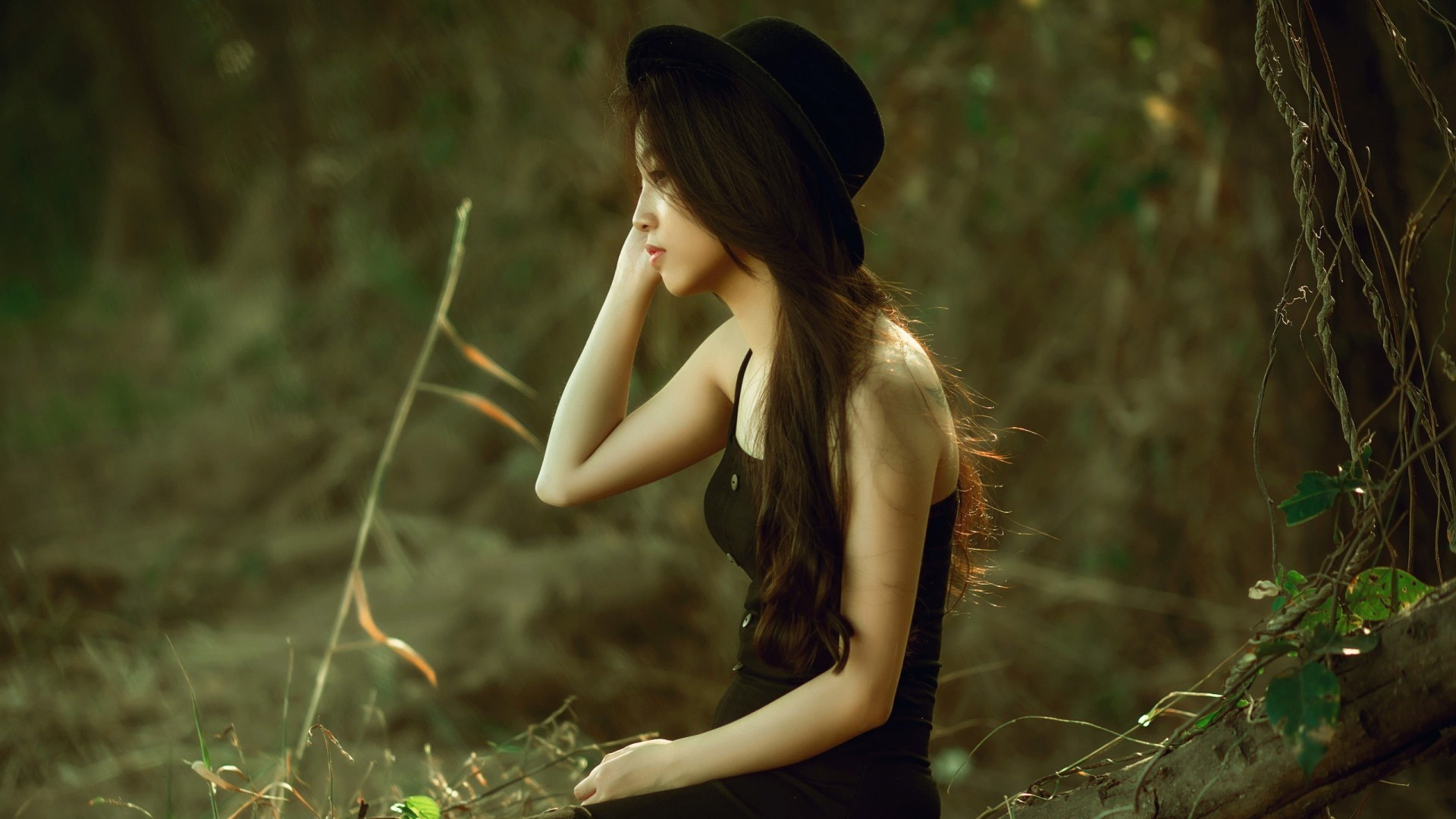 女孩,黑帽,长发及腰,树枝,树藤,唯美桌面壁纸