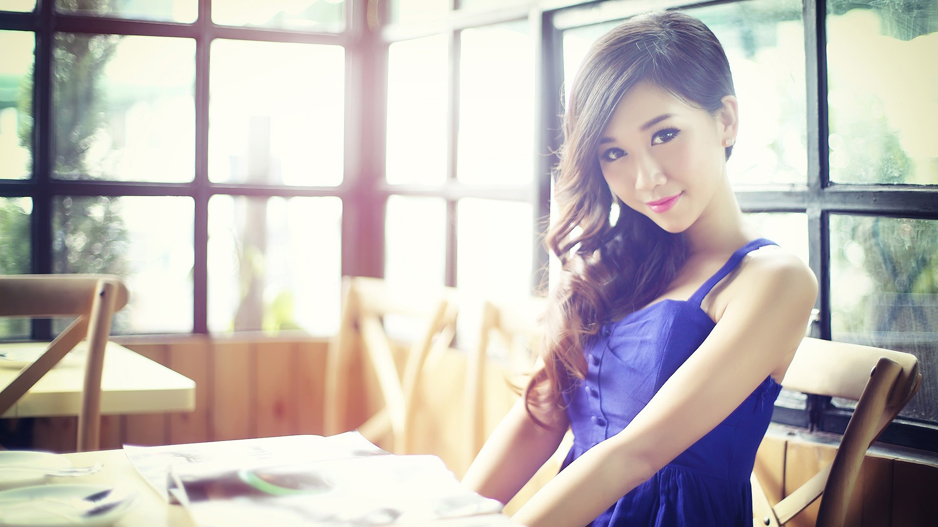 俏丽美人,书桌,美女,卷发,蓝色小裙子,养眼美女壁纸