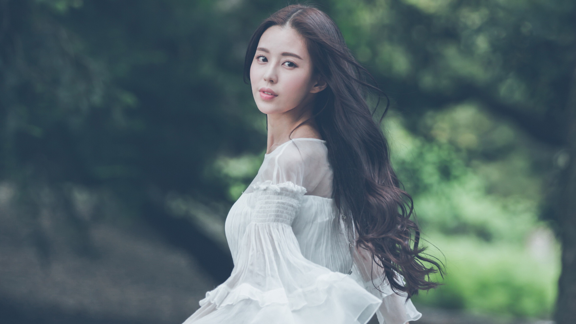森林长发飘飘美女温心桌面壁纸