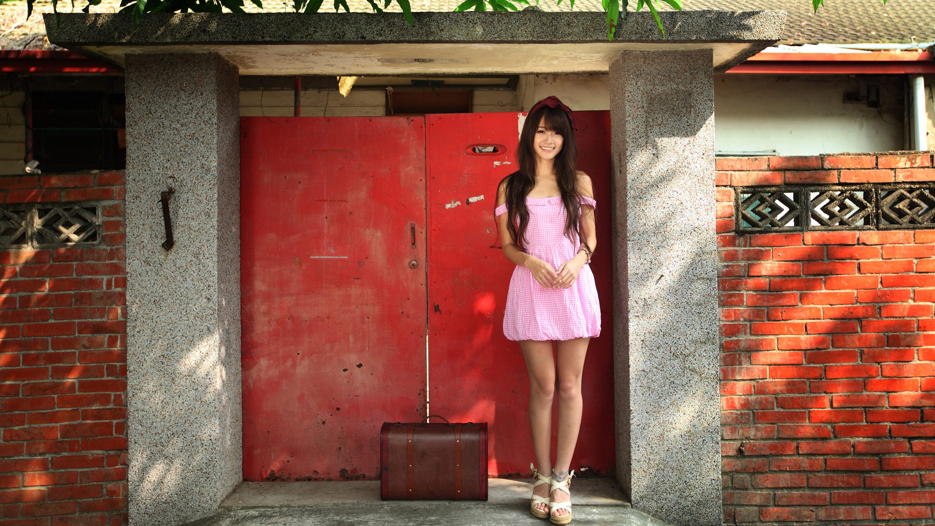家,院子,门口,围墙,可爱女孩,粉色裙子,微笑,美女壁纸
