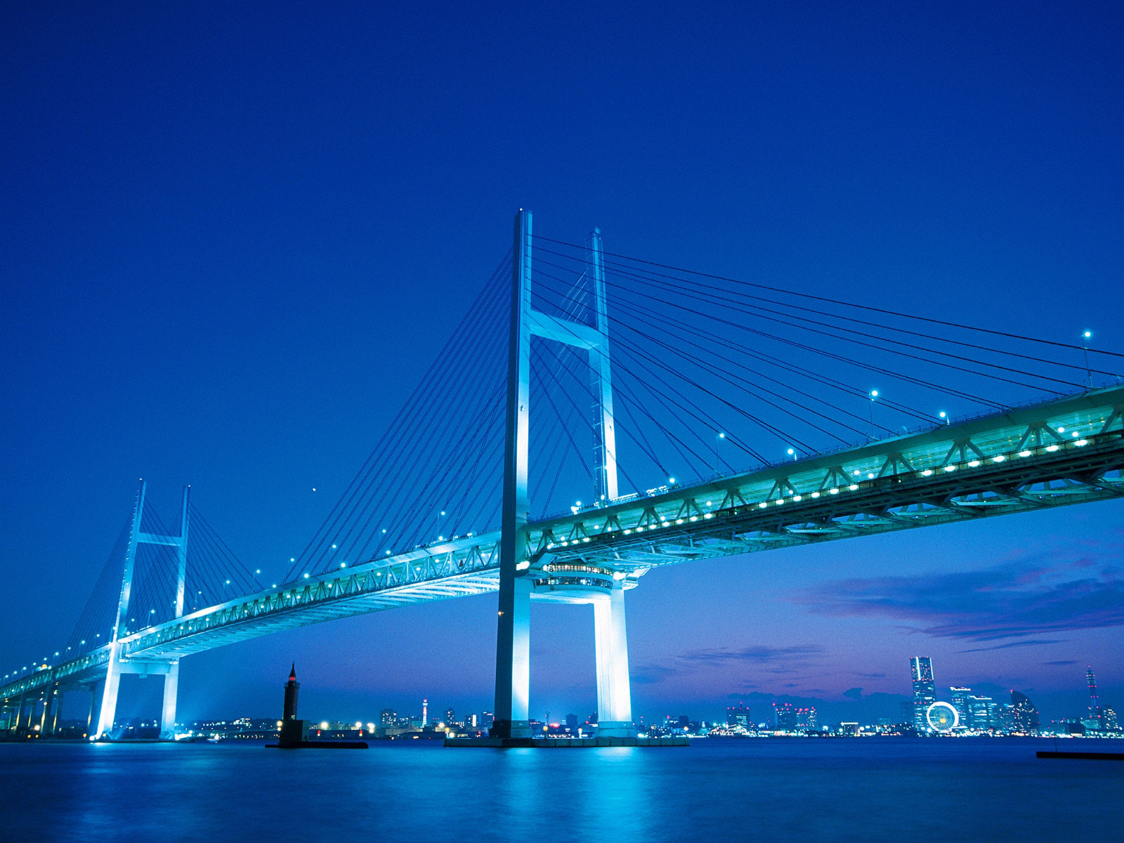 夜晚迷人桥景，免费高清壁纸下载，装点你的电脑桌面