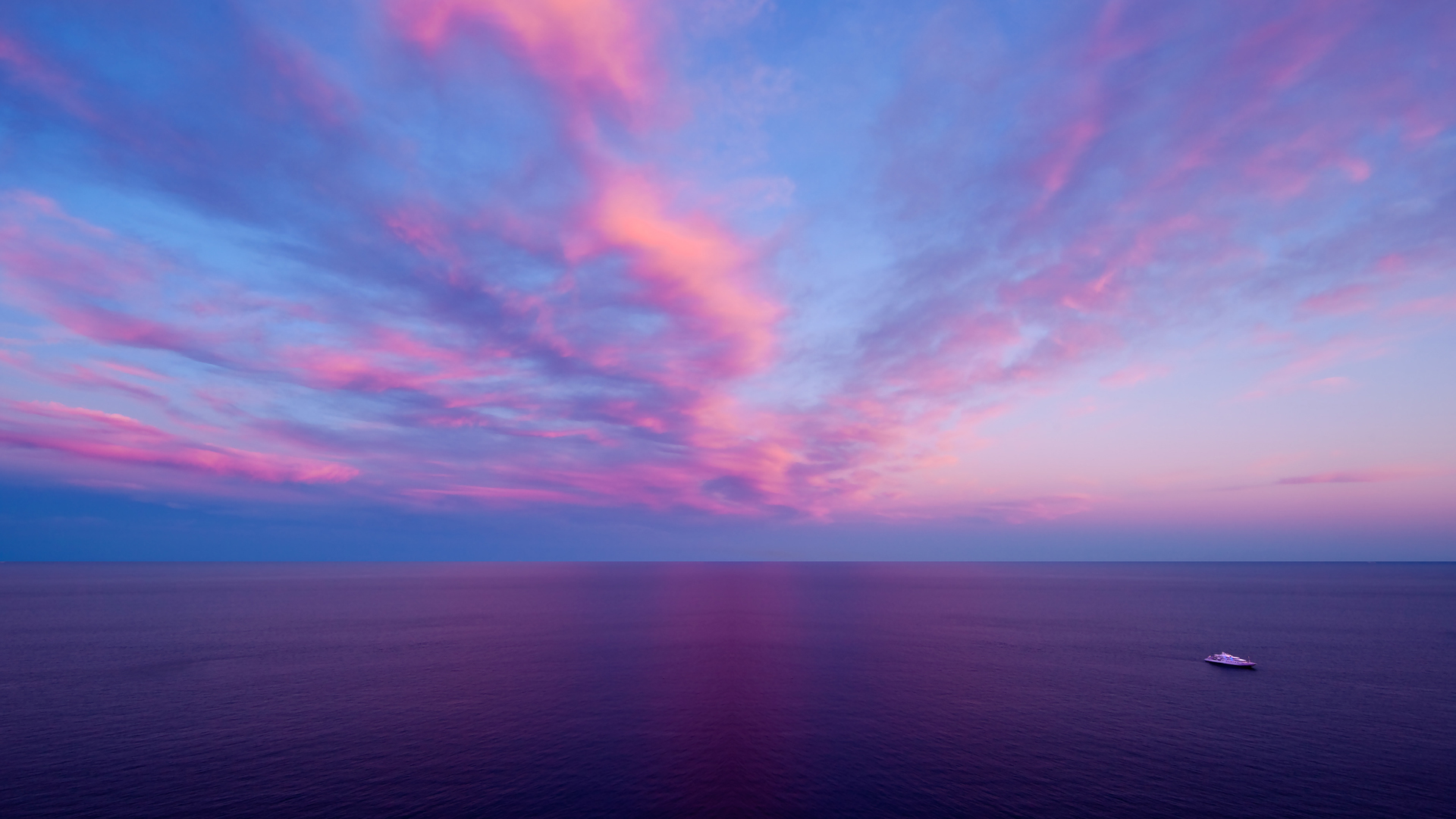 摩纳哥风景海洋上的云彩桌面壁纸