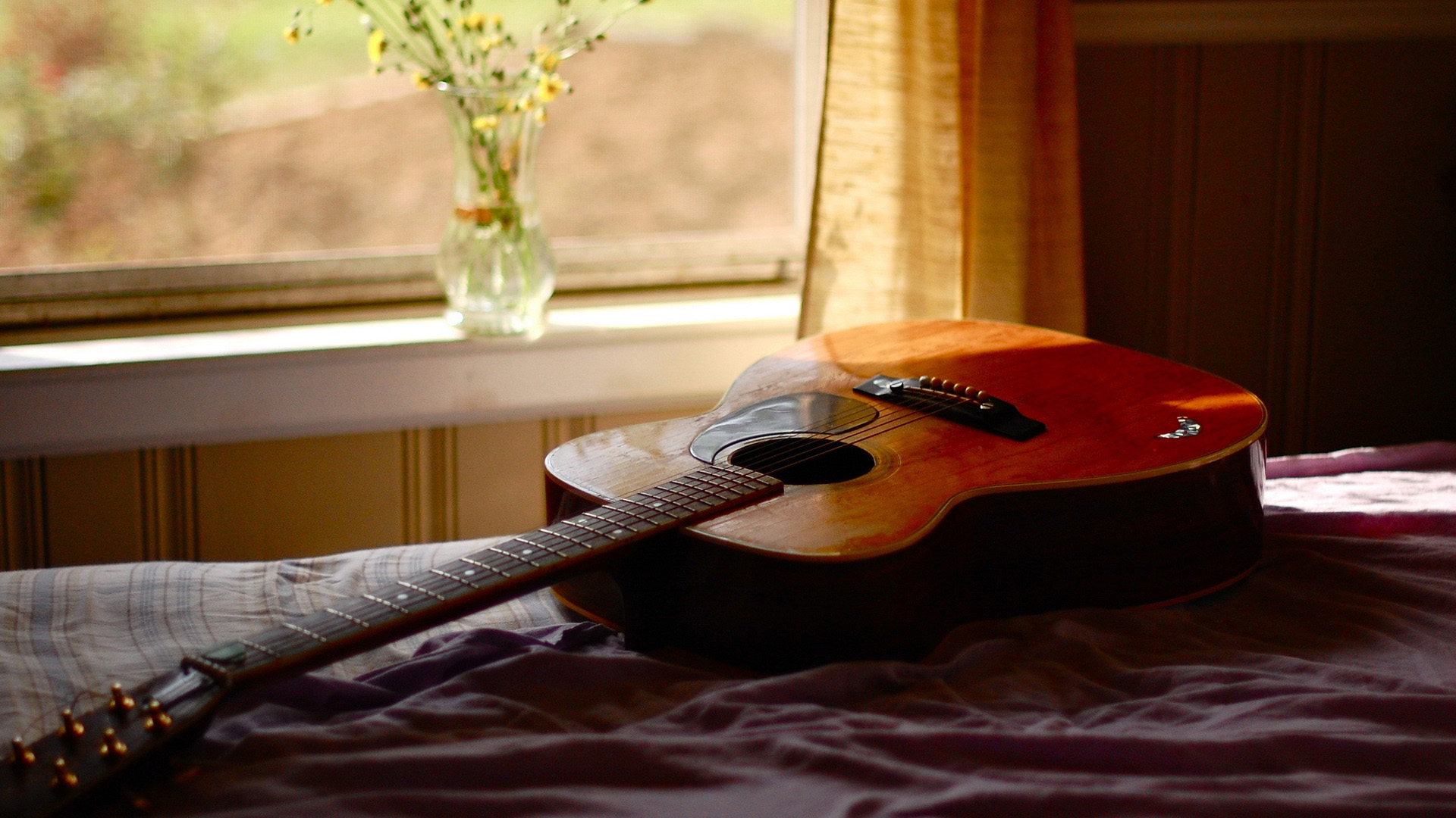 床上的吉他桌面壁纸