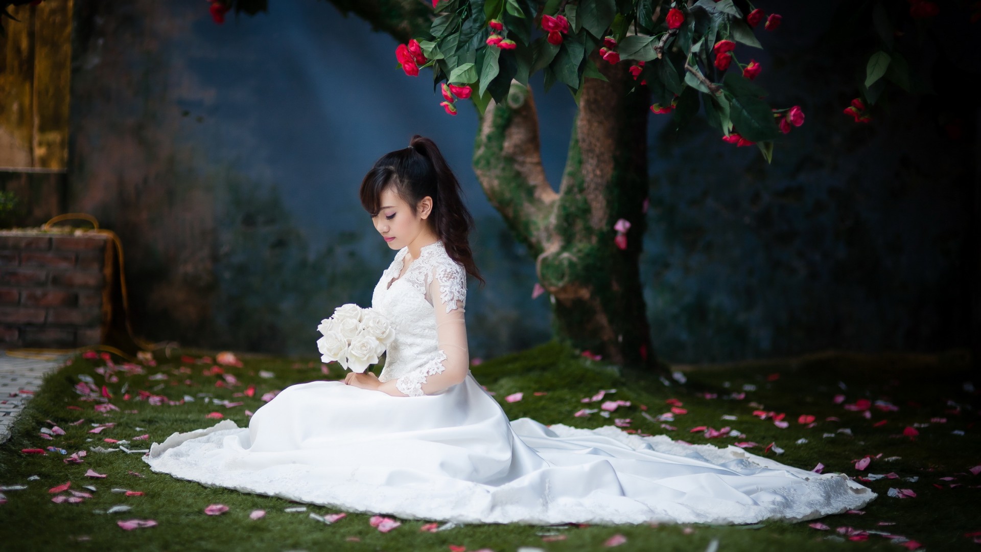 女孩树下白色婚纱鲜花花瓣唯美壁纸