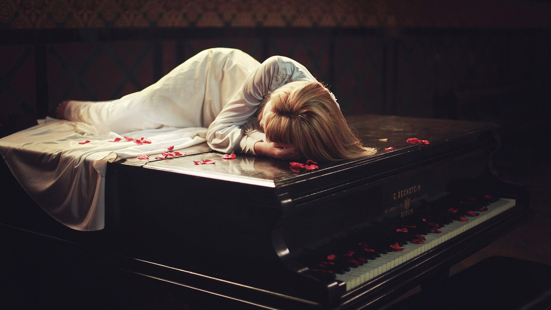 睡在钢琴上的美女,唯美,礼服,白色裙子,花瓣,桌面壁纸