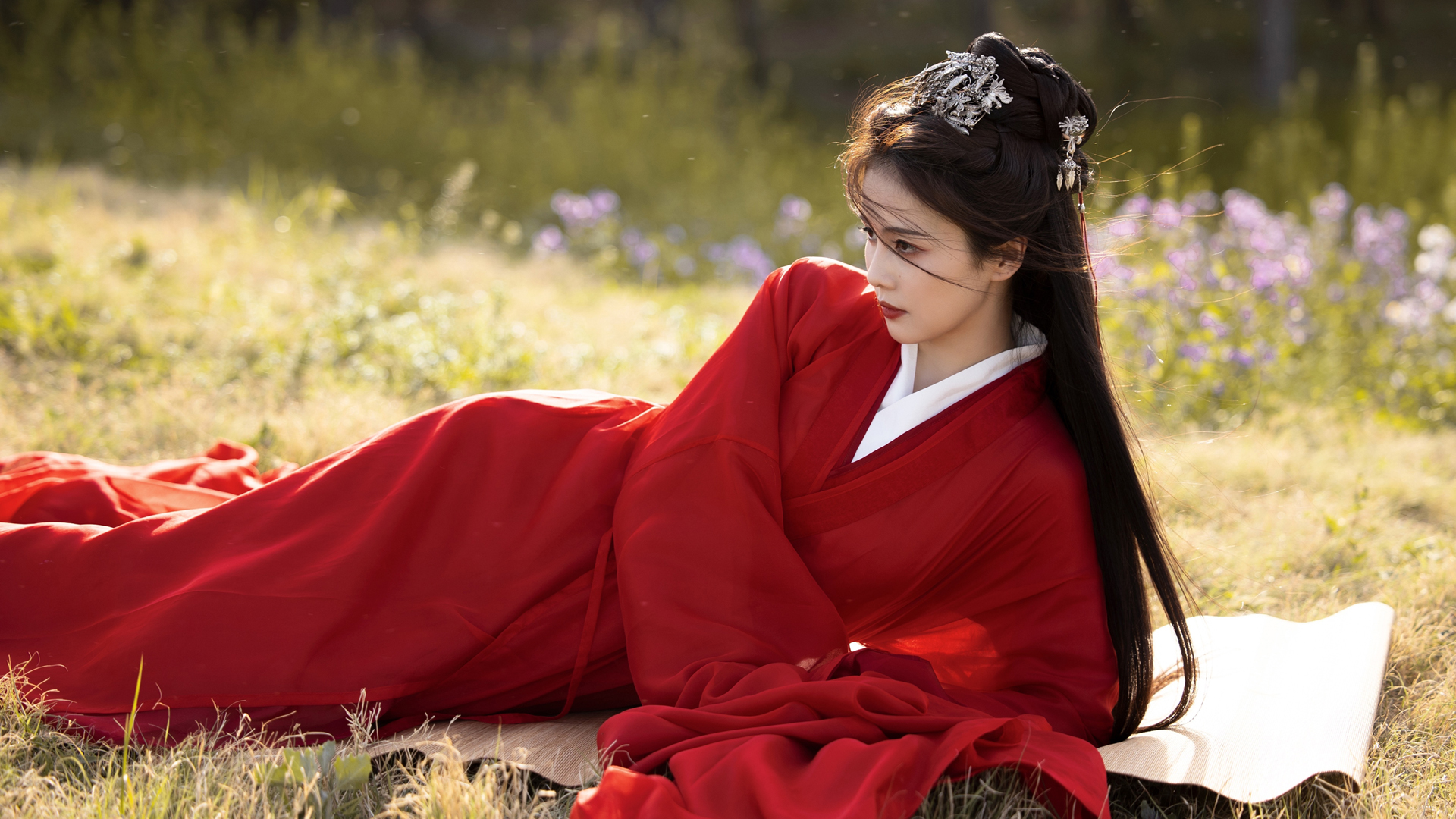红色古风美女白鹿 户外 侧躺 电脑壁纸