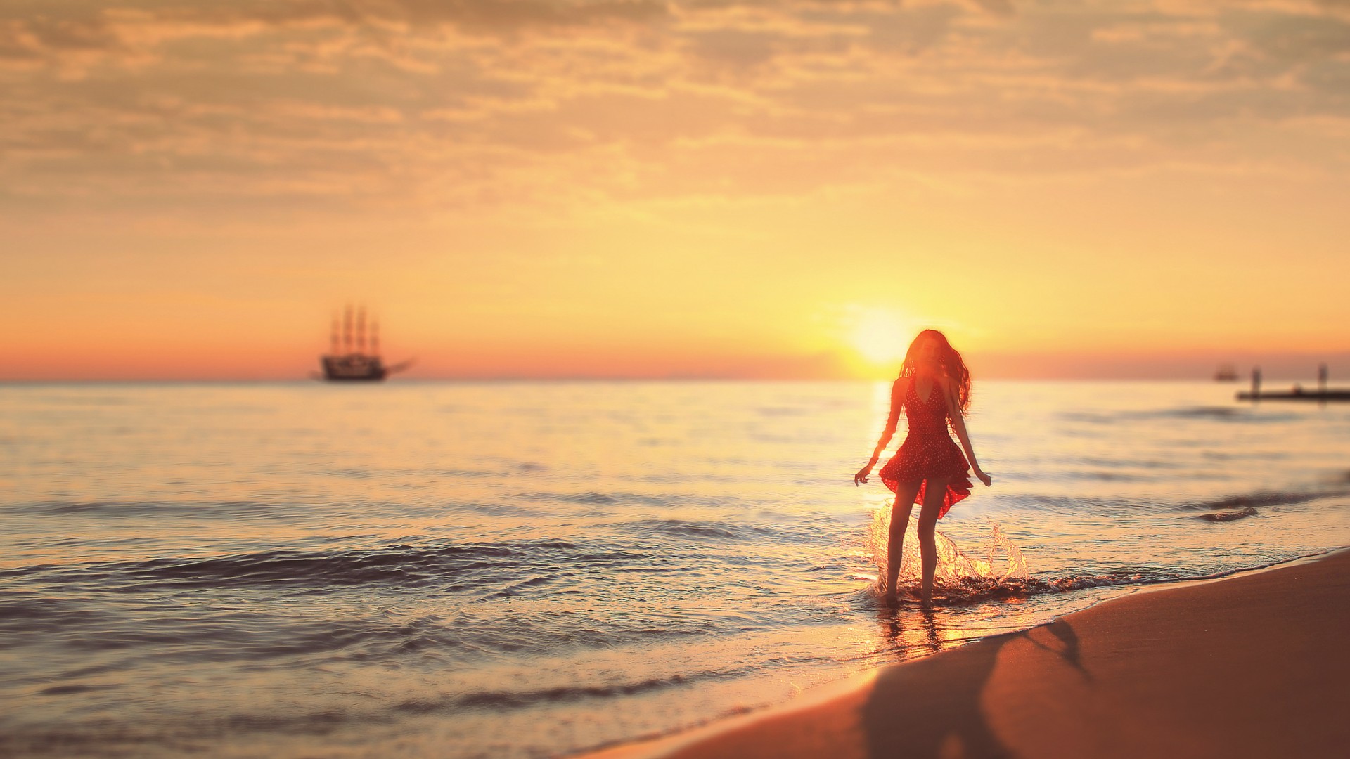 女孩,红色礼服裙子,大海,阳光,沙滩,唯美意境壁纸