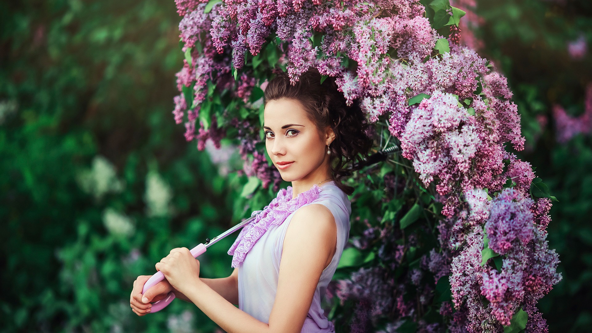 棕色眼眸女孩与丁香花，唯美花伞下的美女壁纸，免费下载