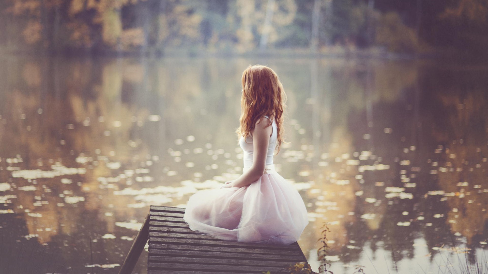 森林,小湖,白色裙子美女,非主流壁纸
