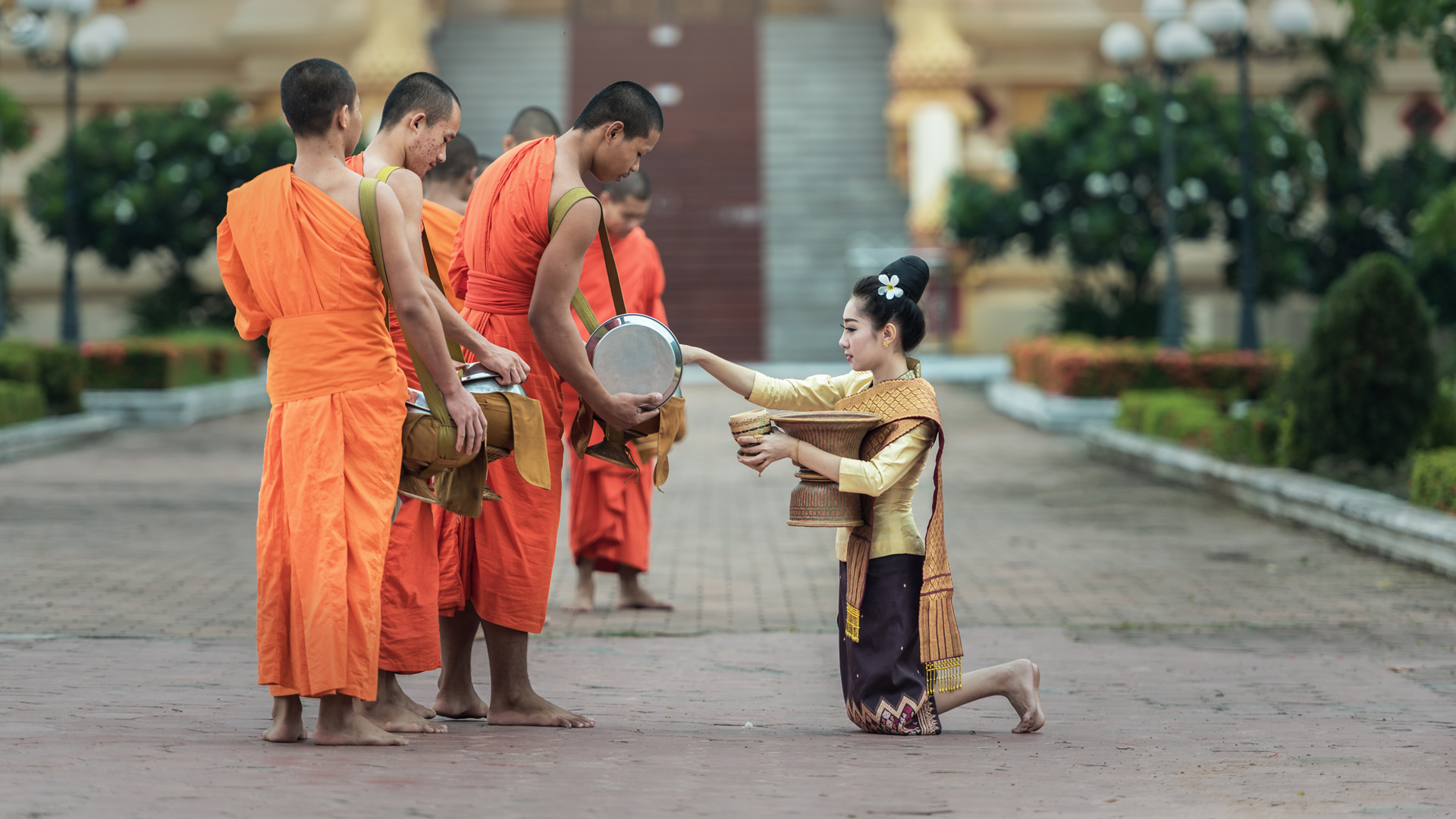 曼谷 佛教 和尚 女孩祈祷桌面壁纸