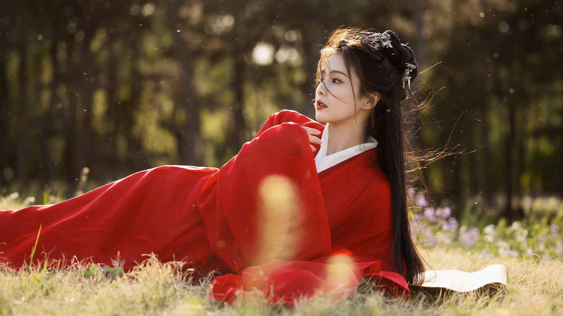 红色古装美女白鹿壁纸