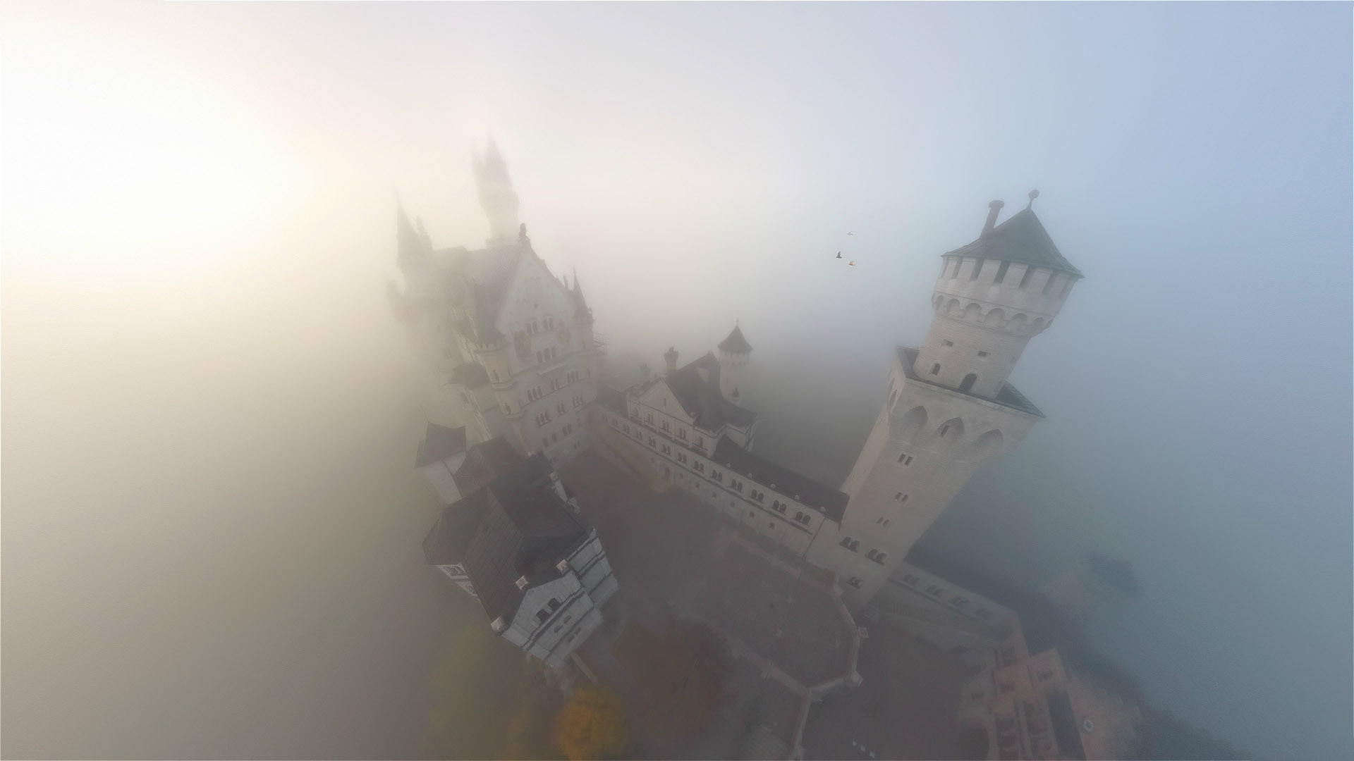 雾中城堡风光桌面壁纸