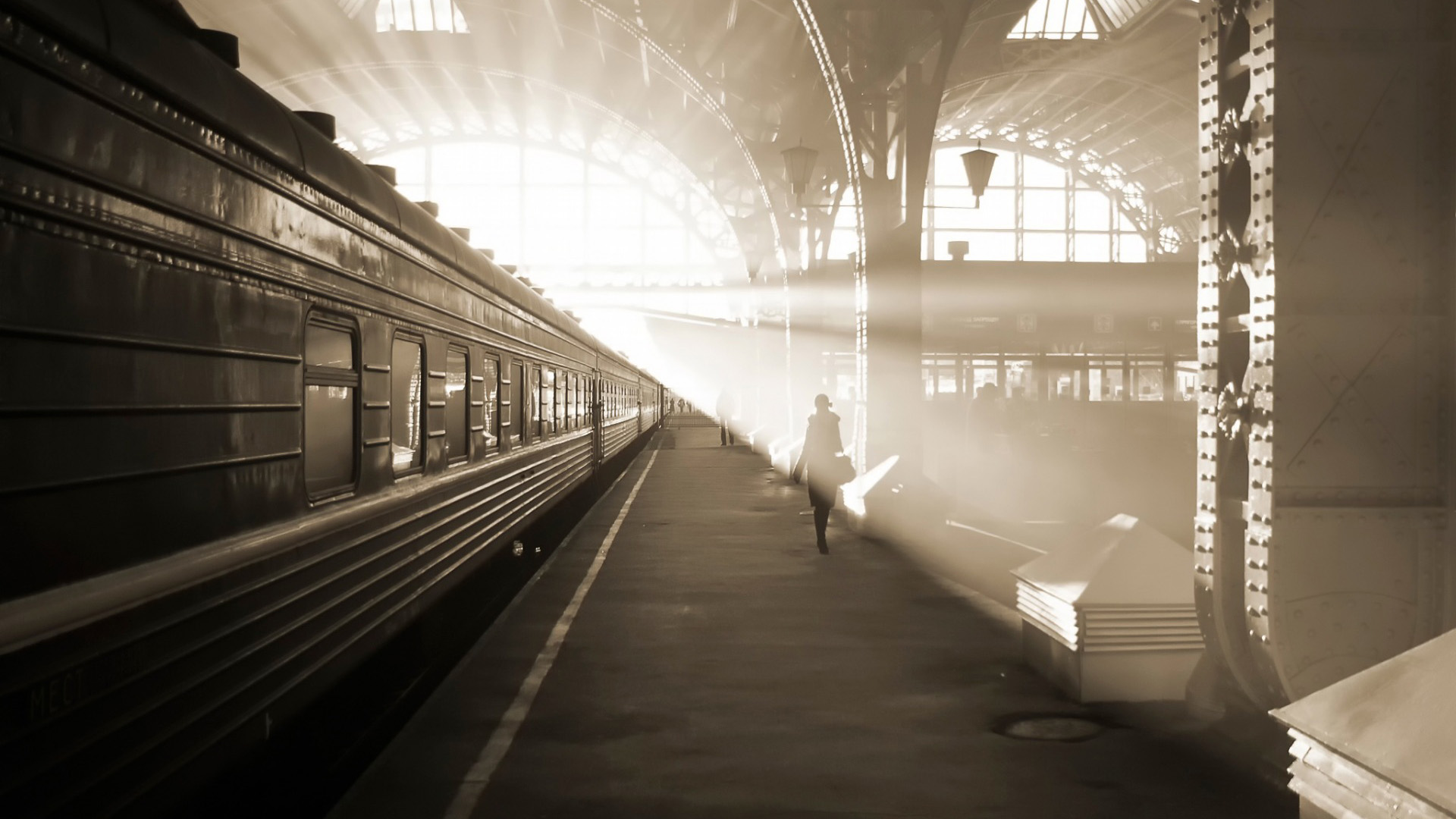 圣彼得堡,车站,列车,美女,手提着包,桌面壁纸