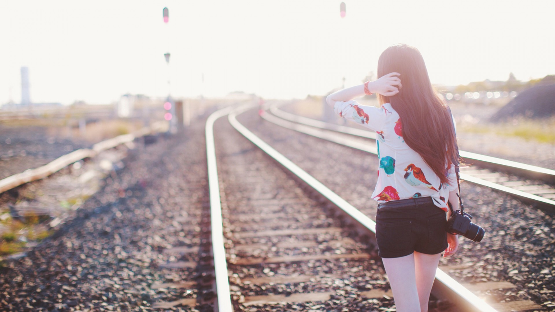 带着相机出去走走，美女，美腿，背景，火车轨，唯美壁纸