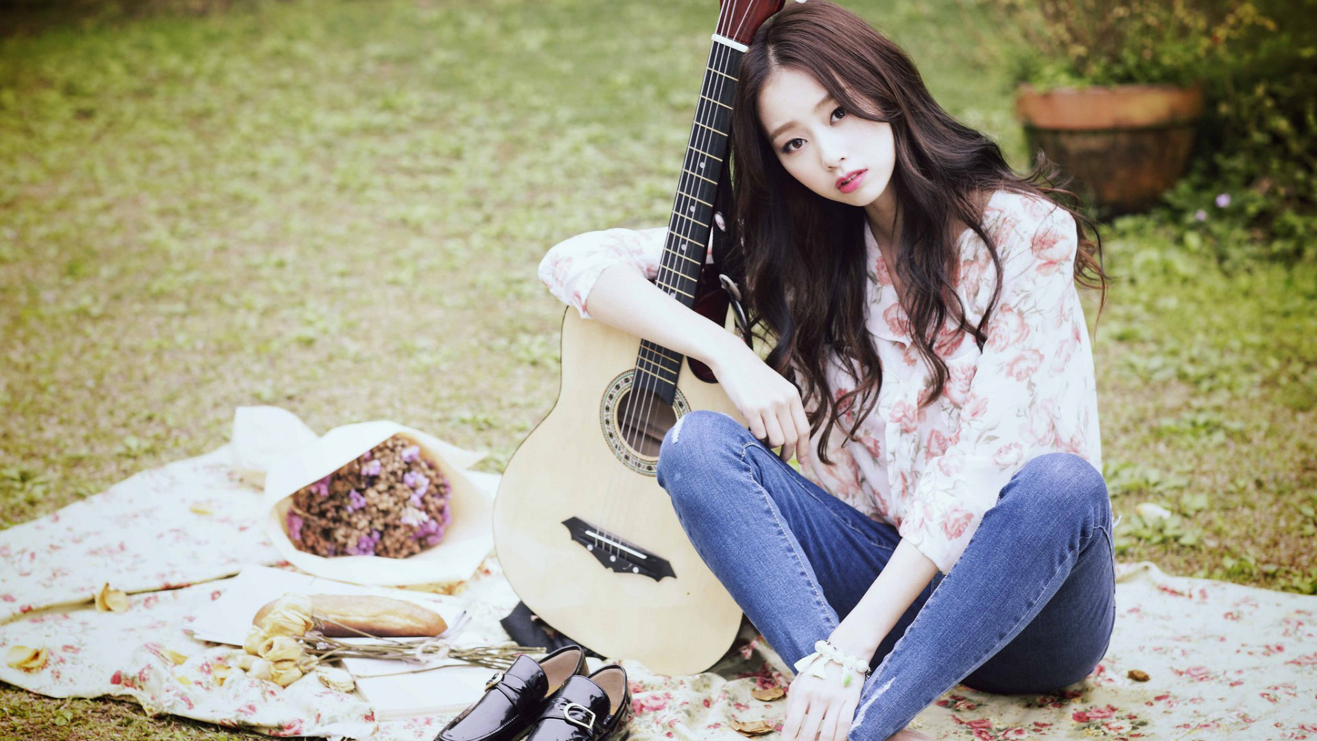 弹吉他的少女高清摄影大图-千库网