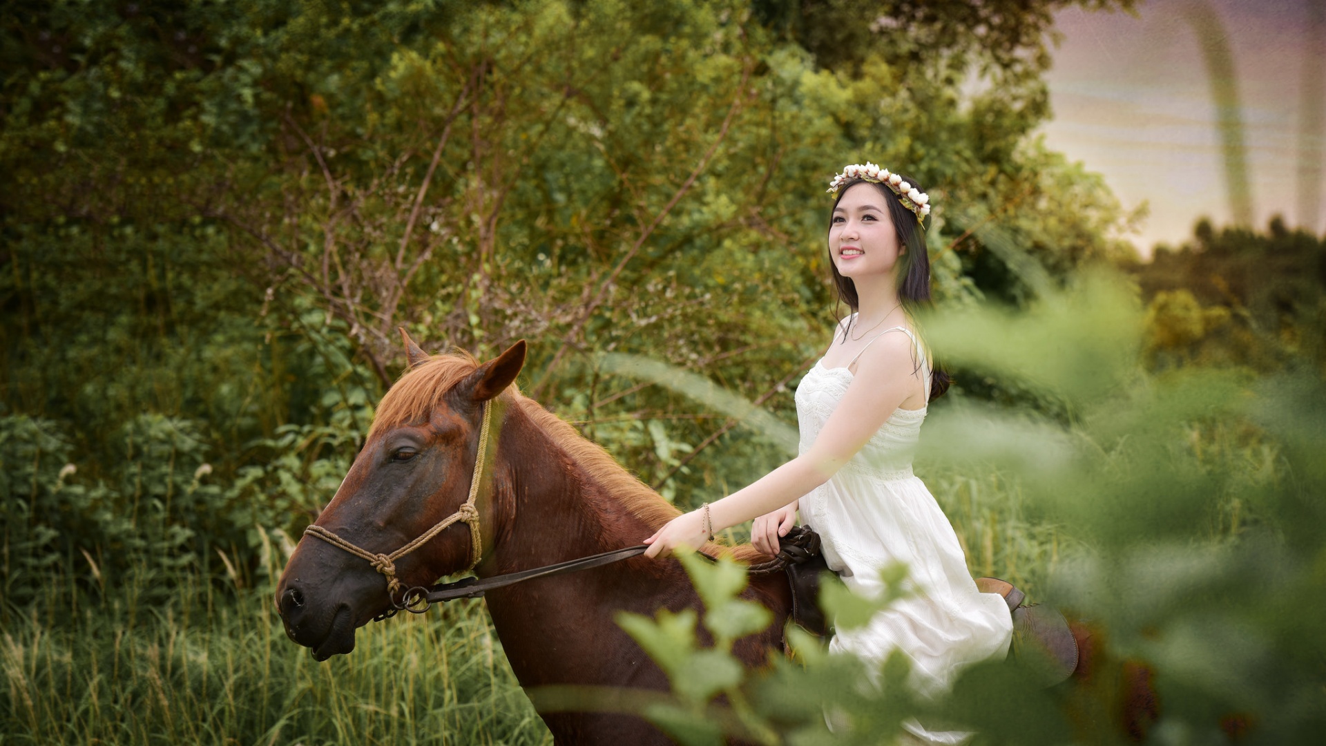 骑着马儿的可爱女孩,花环,白色裙子,美女桌面壁纸