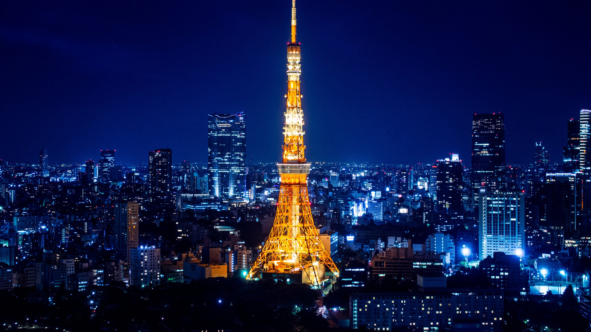 东京塔在夜间壁纸