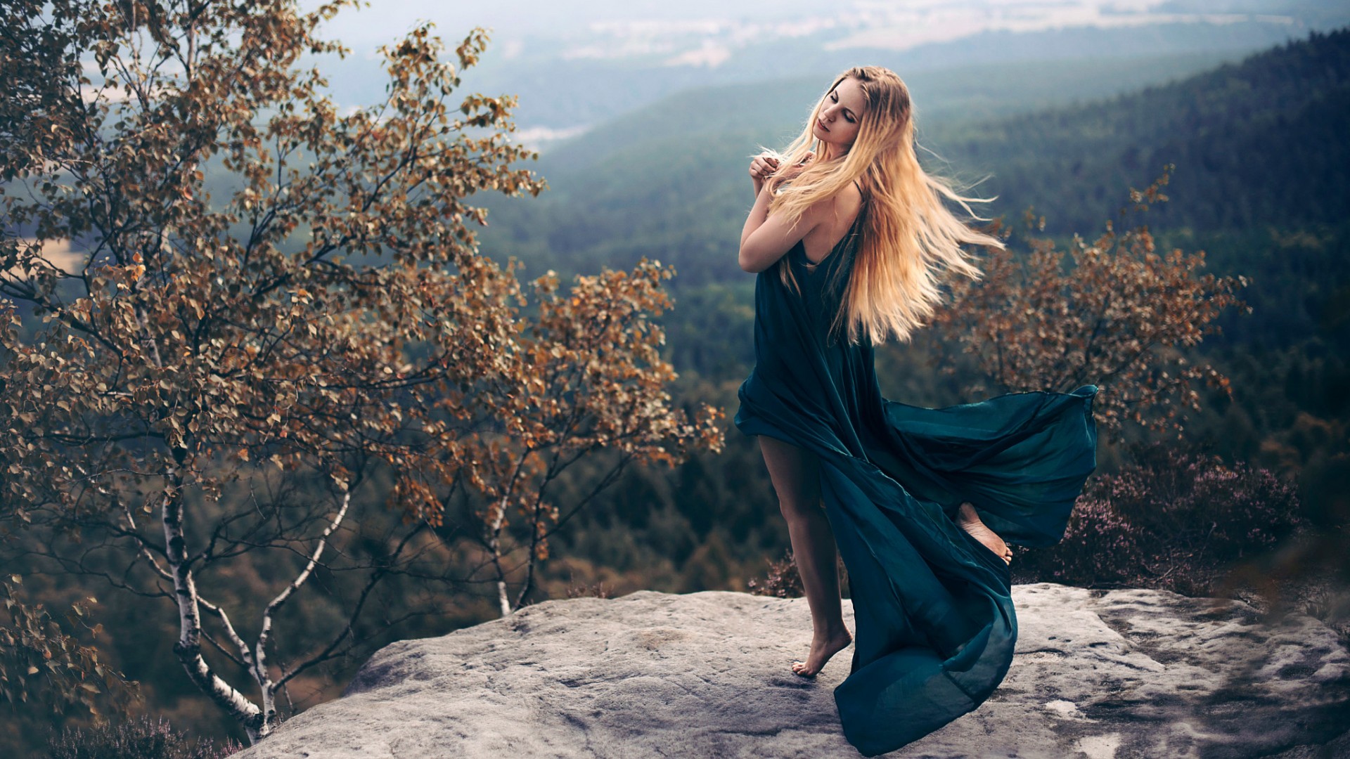 漂亮金发女孩,长裙子礼服,山上,岩石,美女风景壁纸