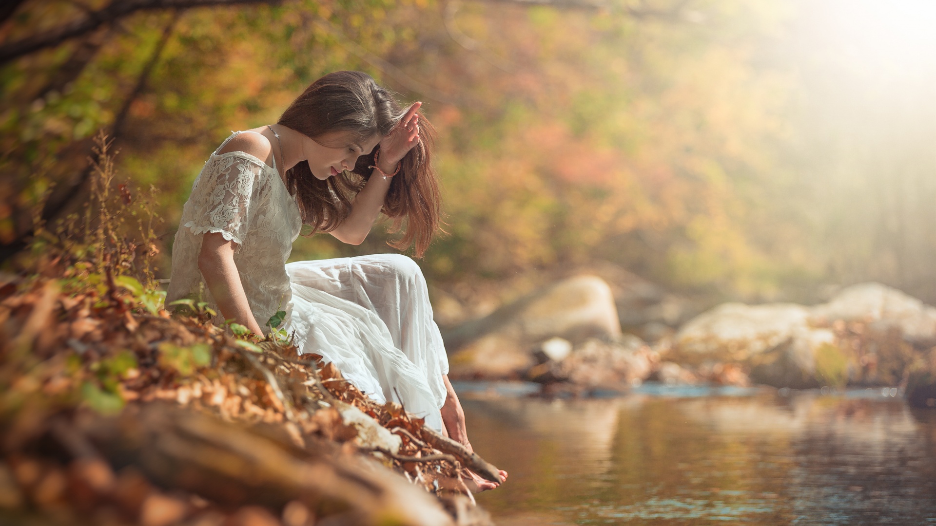 秋天,自然森林,小溪河流,女孩,白色裙子,唯美图片