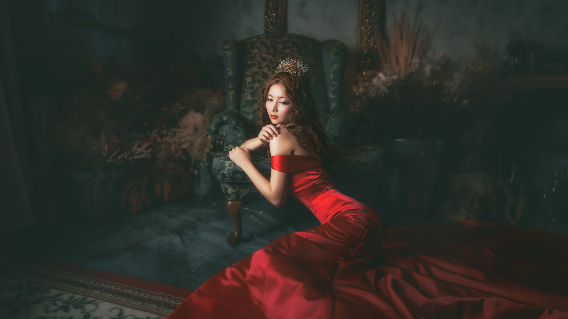 房间摄影 女孩的脸 红色的礼服裙子 桌面壁纸