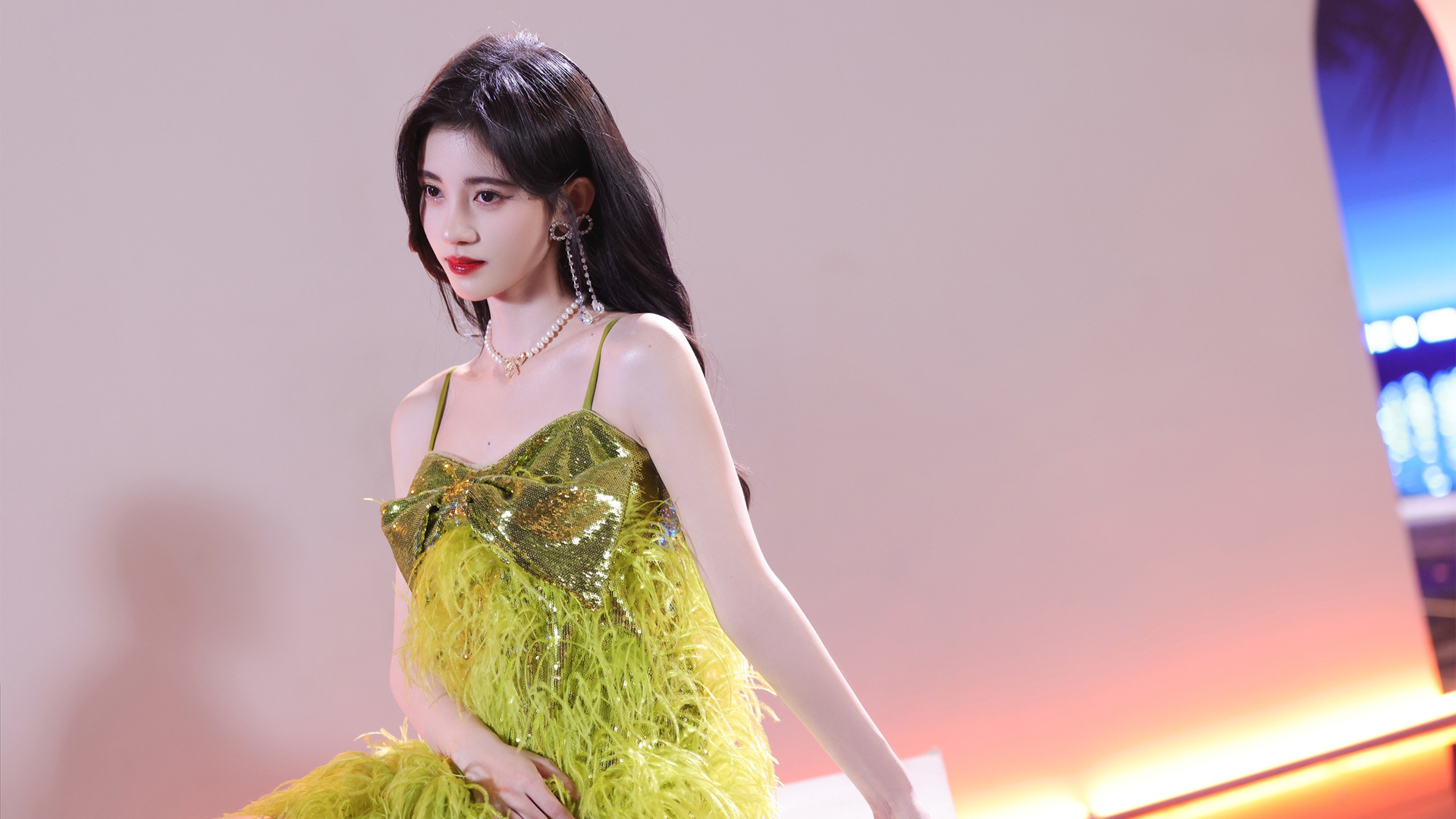 鞠婧祎侧脸 绿色裙子 美女壁纸
