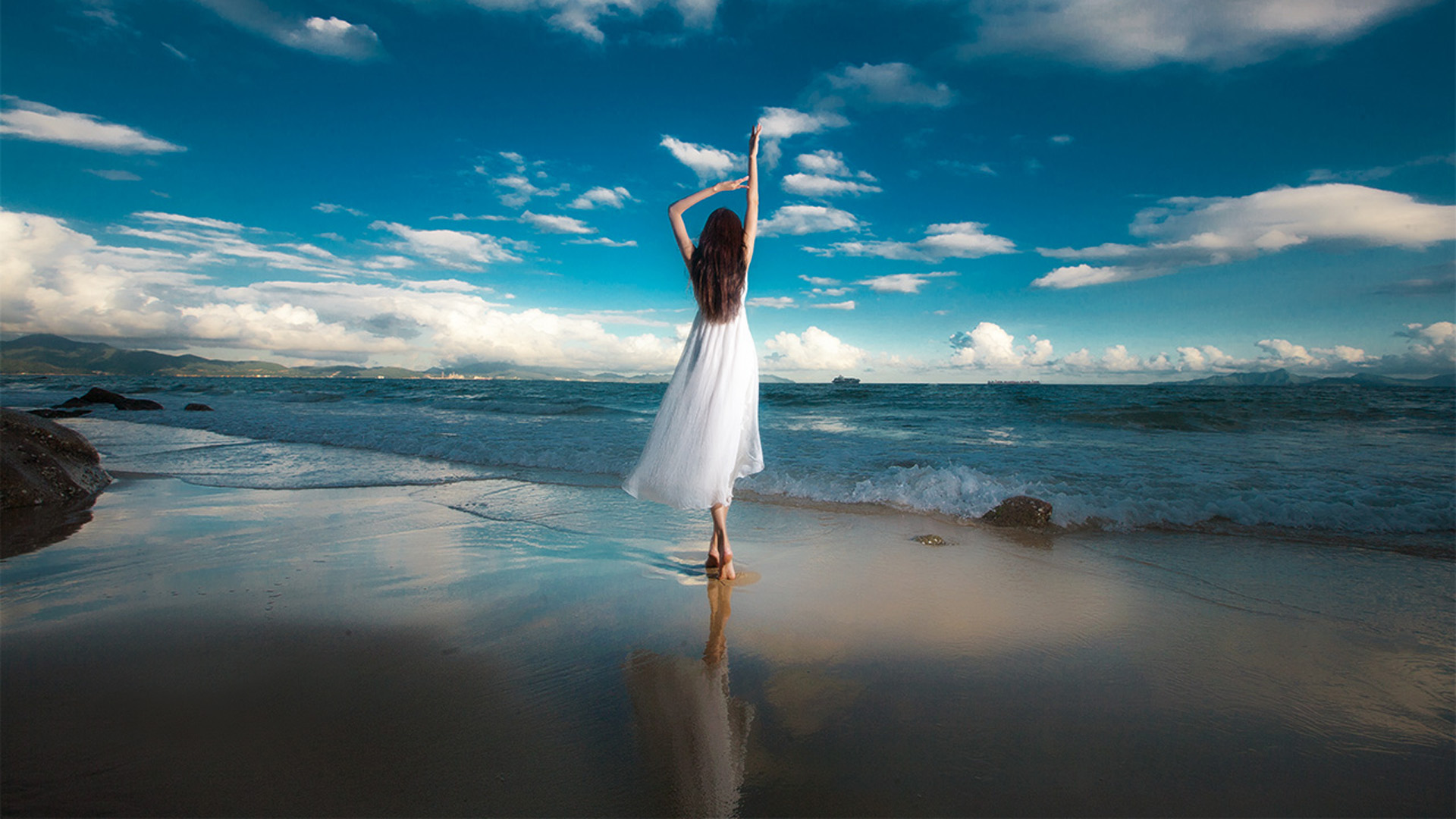 写给海洋 唯美海边沙滩 白色裙子美女舞蹈桌面壁纸