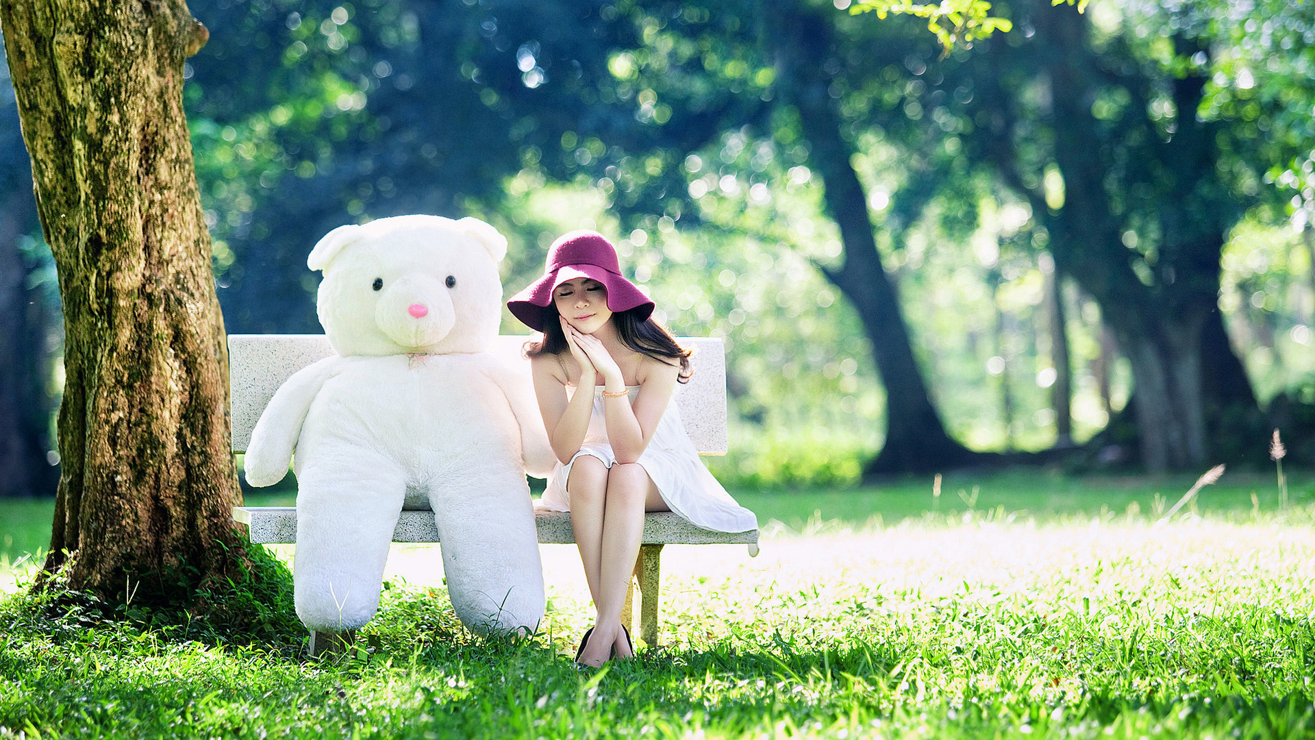 女孩，公园，心情，可爱小熊，石椅，树，草地，美女壁纸