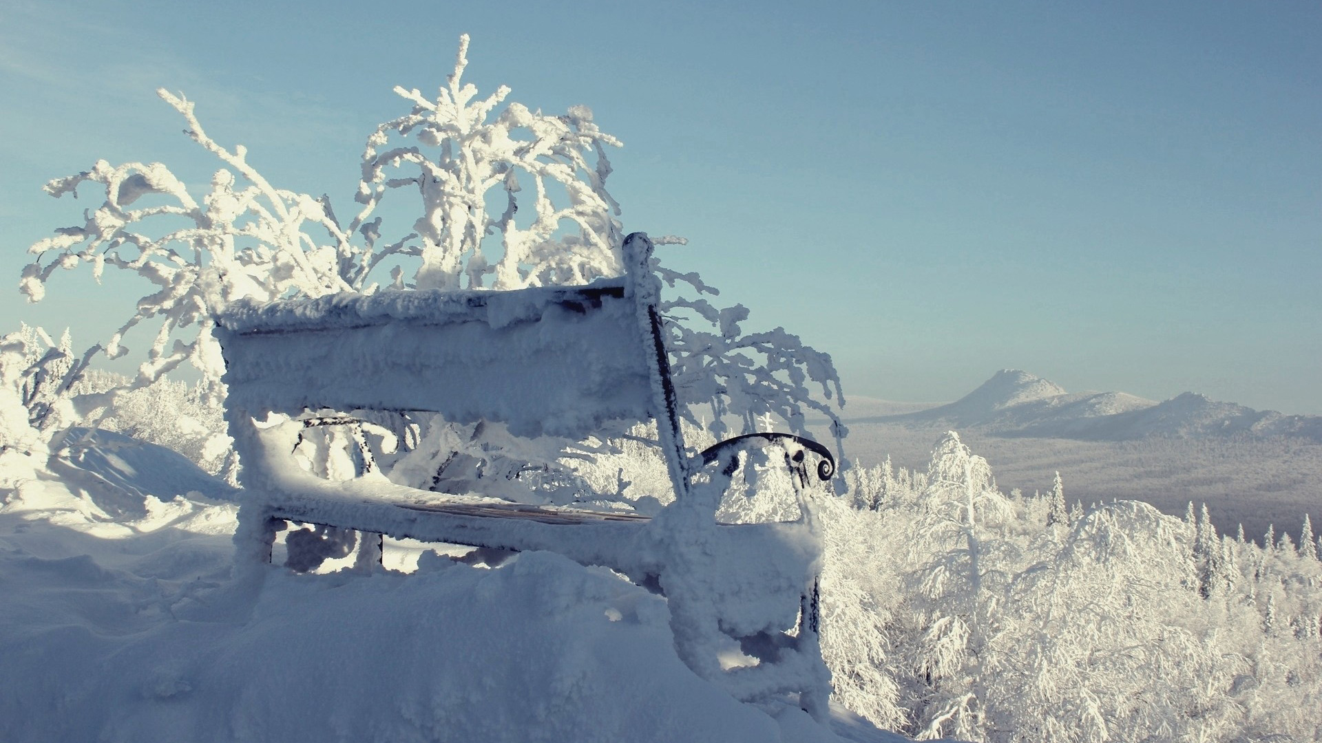 南部乌拉尔山脉雪景风光，森林雪山桌面壁纸，免费下载高清电脑背景