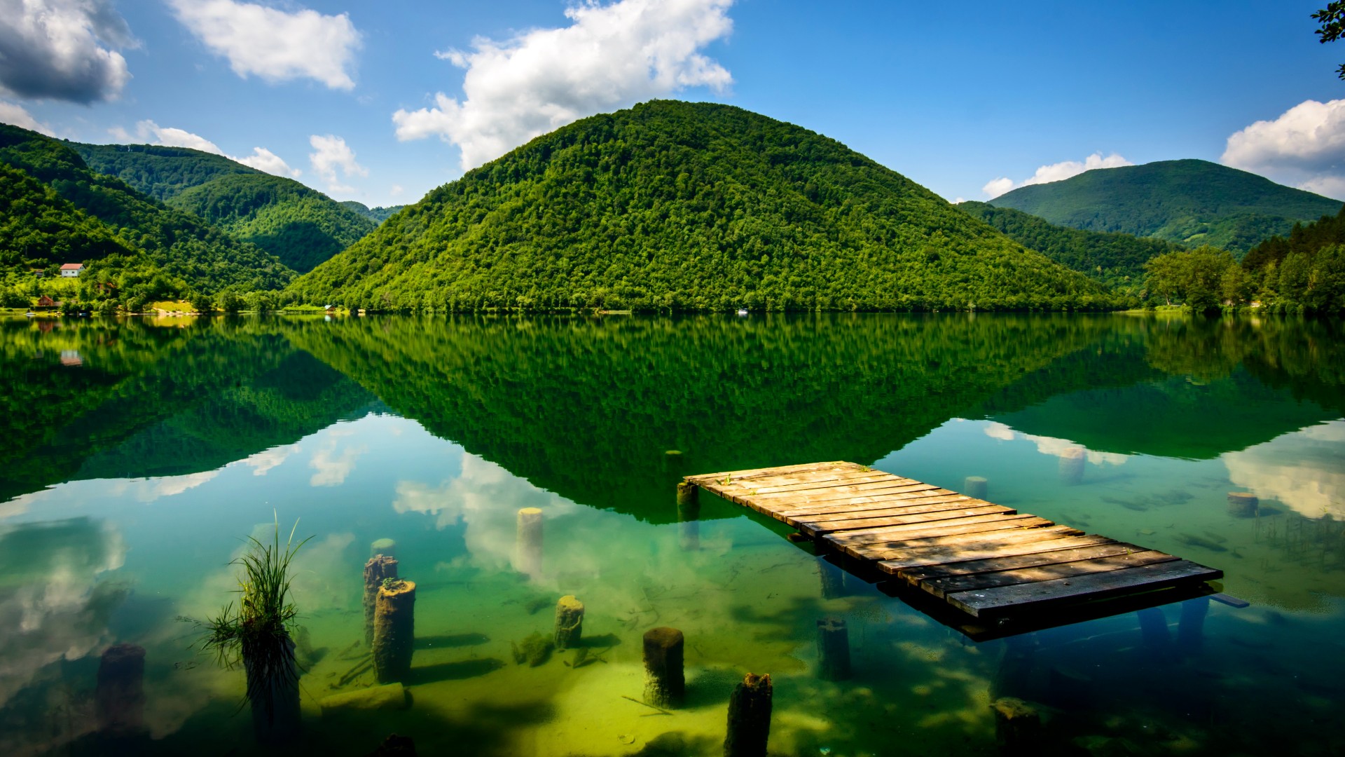 波斯尼亚和黑塞哥维那 山脉 绿色湖泊 河流 美丽的山水倒映 自然美景 风景桌面壁纸