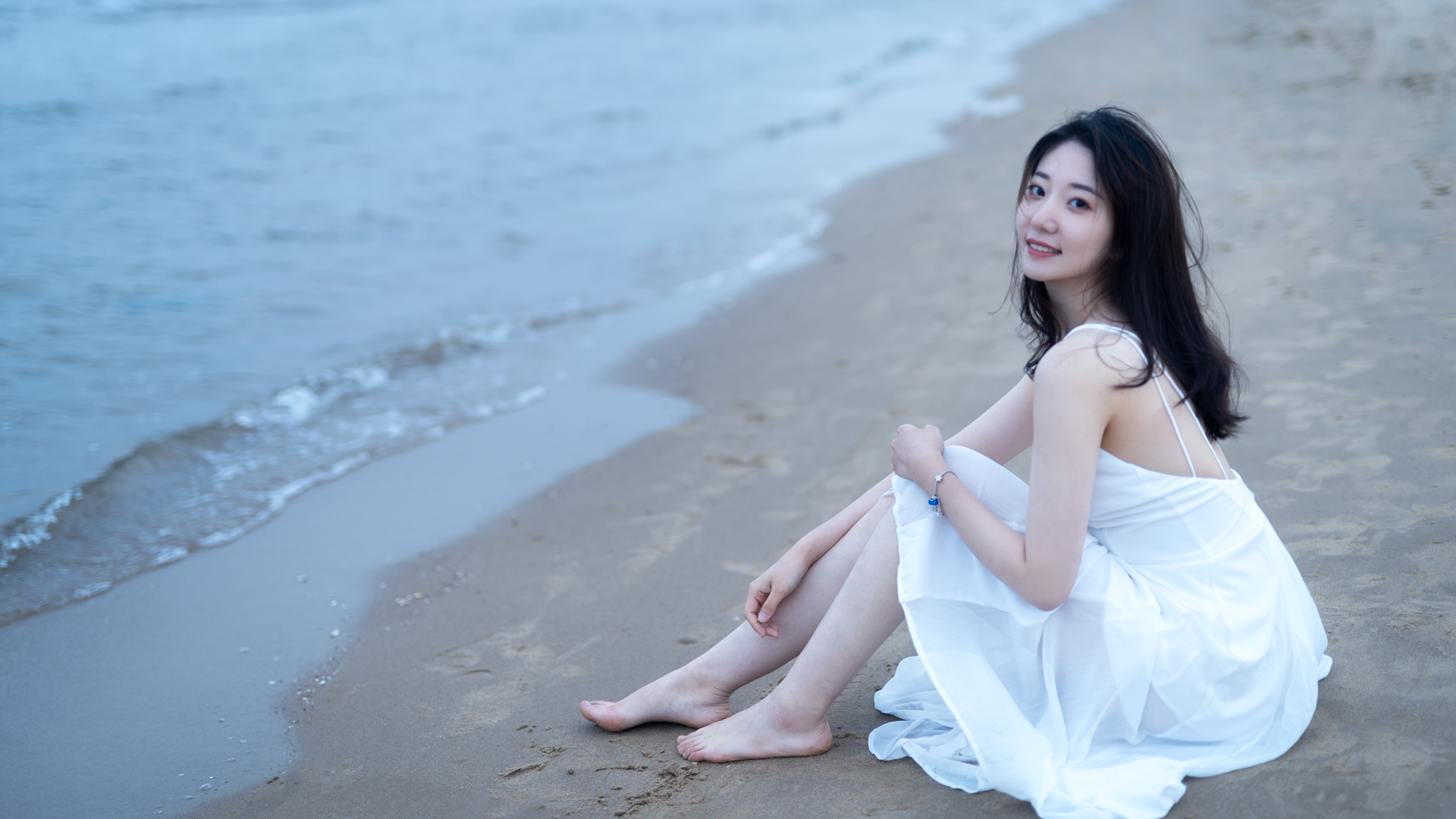 海边 坐在沙滩上的美女白色裙子壁纸