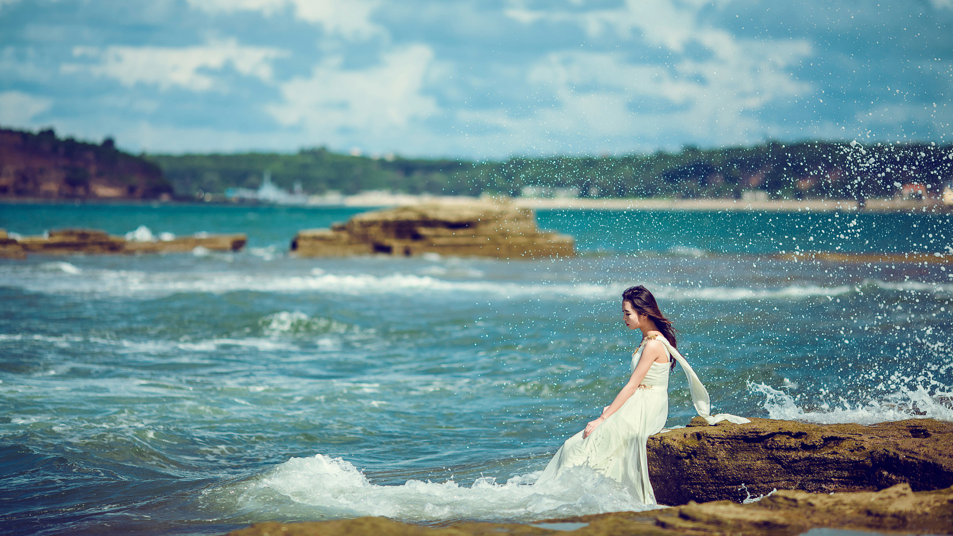 女孩，坐在岩石上，海边，冲浪，海浪，浪花，白色礼服，唯美意境壁纸