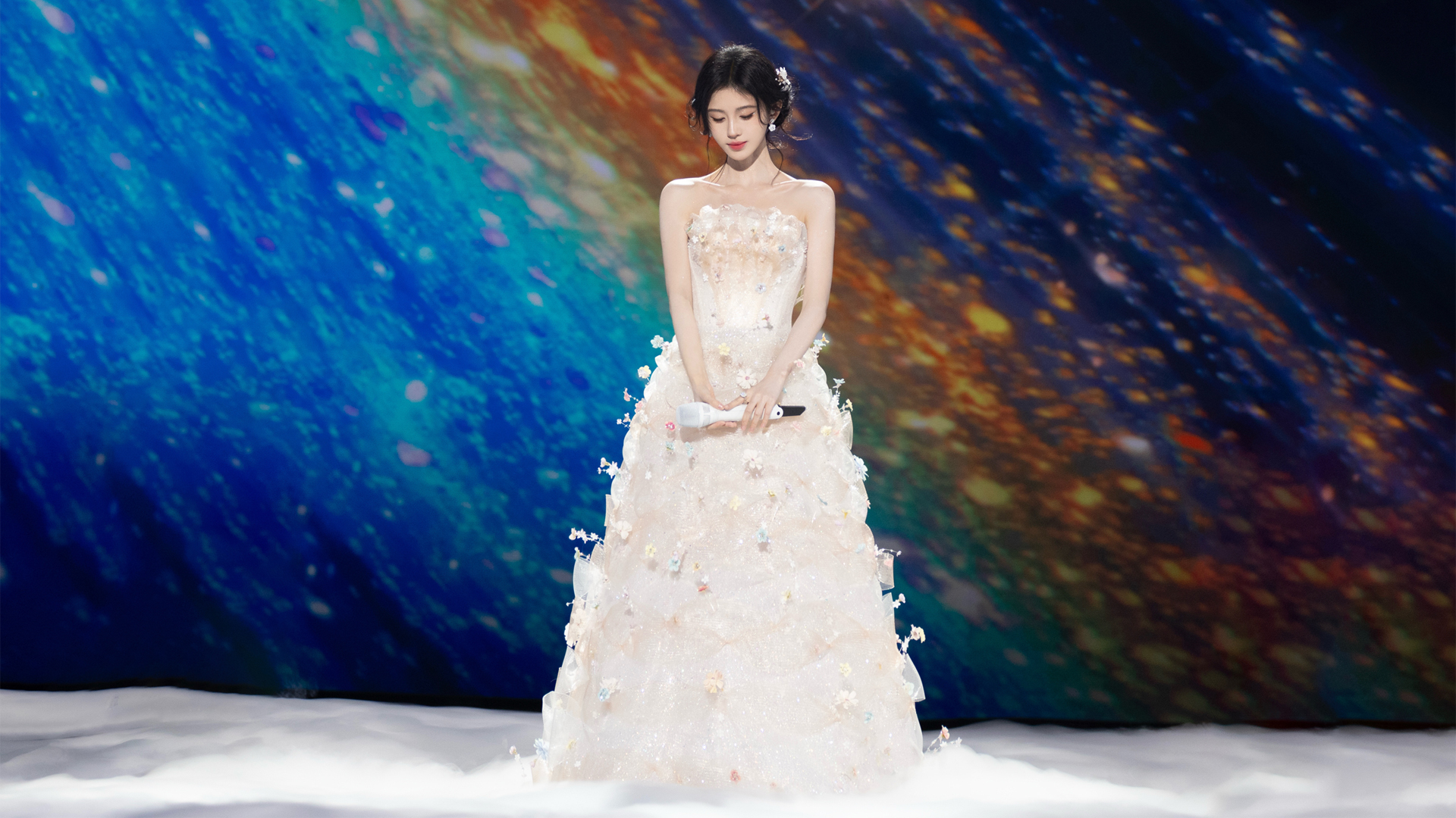 鞠婧祎长裙礼服梦幻壁纸，唯美美女电脑桌面背景免费下载