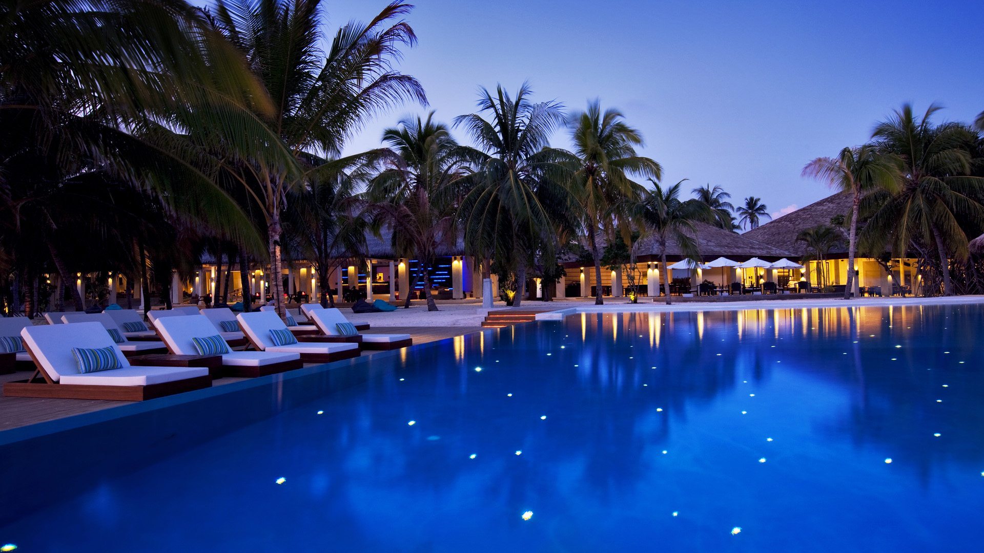 马尔代夫酒店晚上风景宽屏桌面壁纸