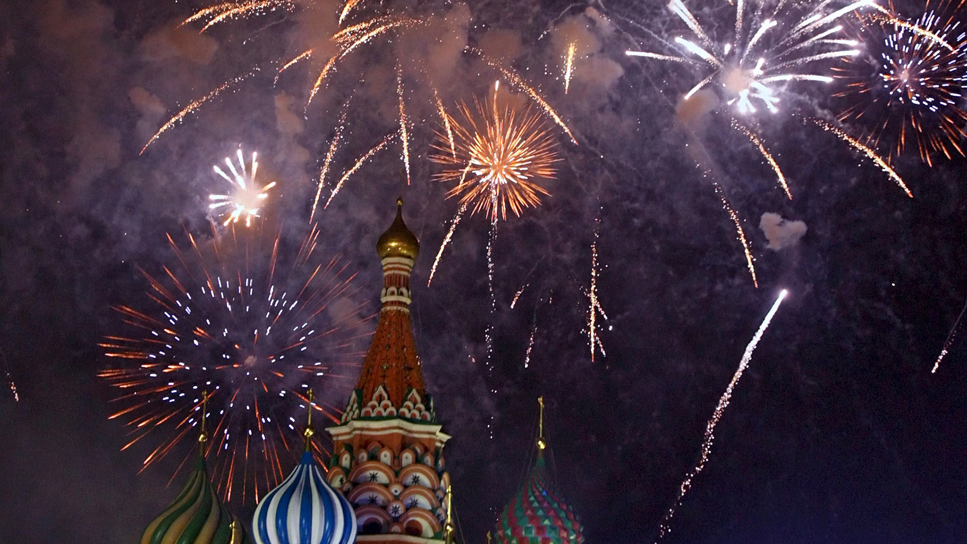 新的一年里,莫斯科,圣巴西尔大教堂,明亮的烟花桌面壁纸