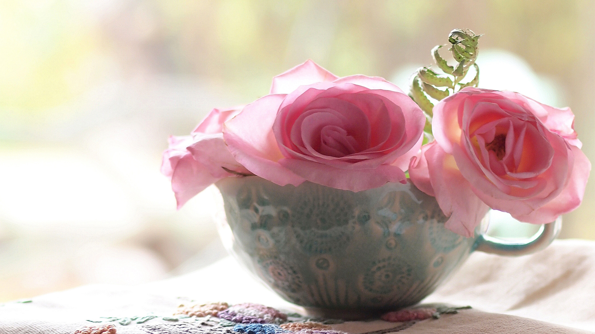 餐巾,杯子,粉色鲜花玫瑰桌面壁纸
