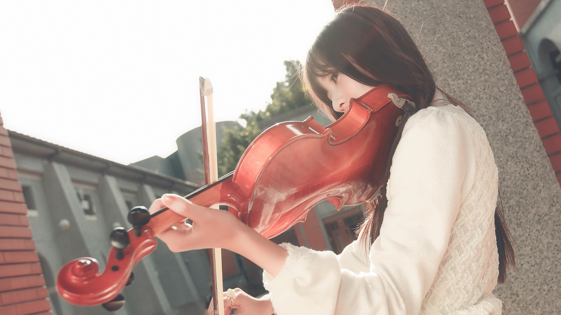 女孩拉一把白色的小提琴 - 优美图库