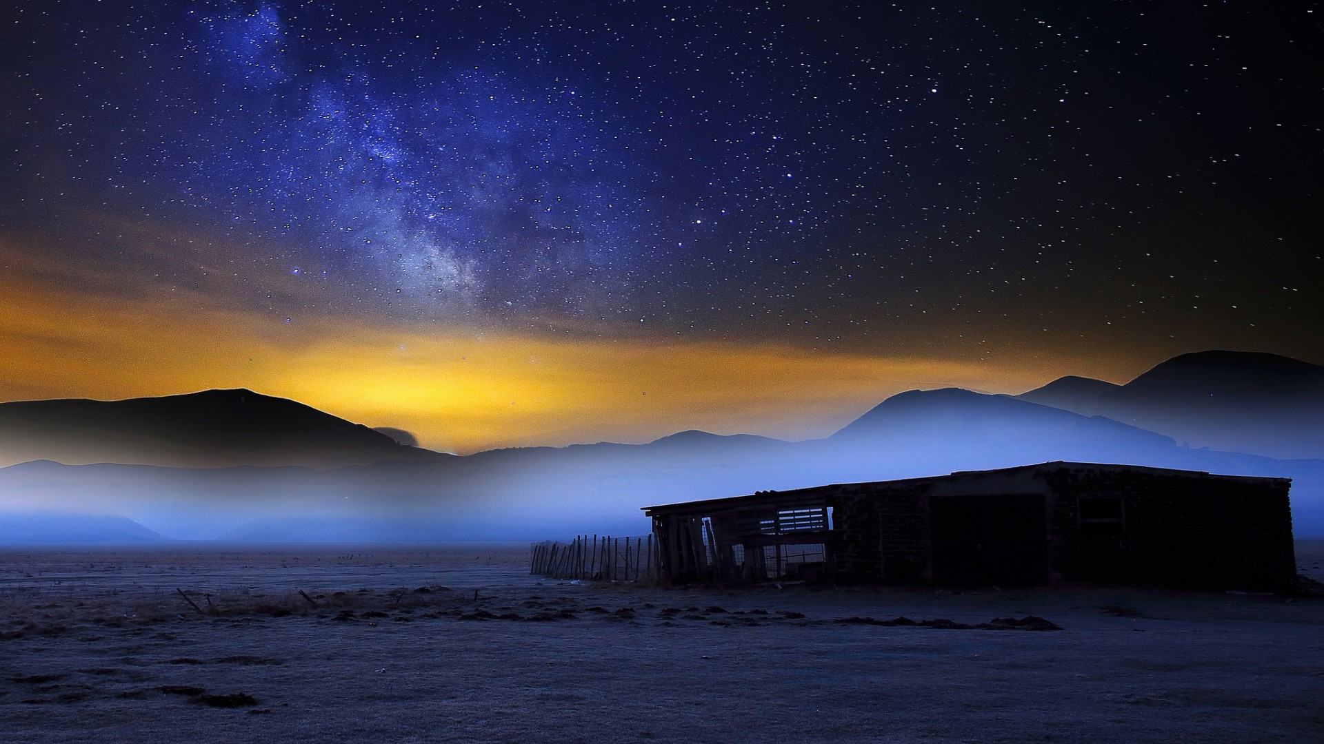 山谷银河夜，星光璀璨，谷仓静谧——免费高清风景壁纸下载