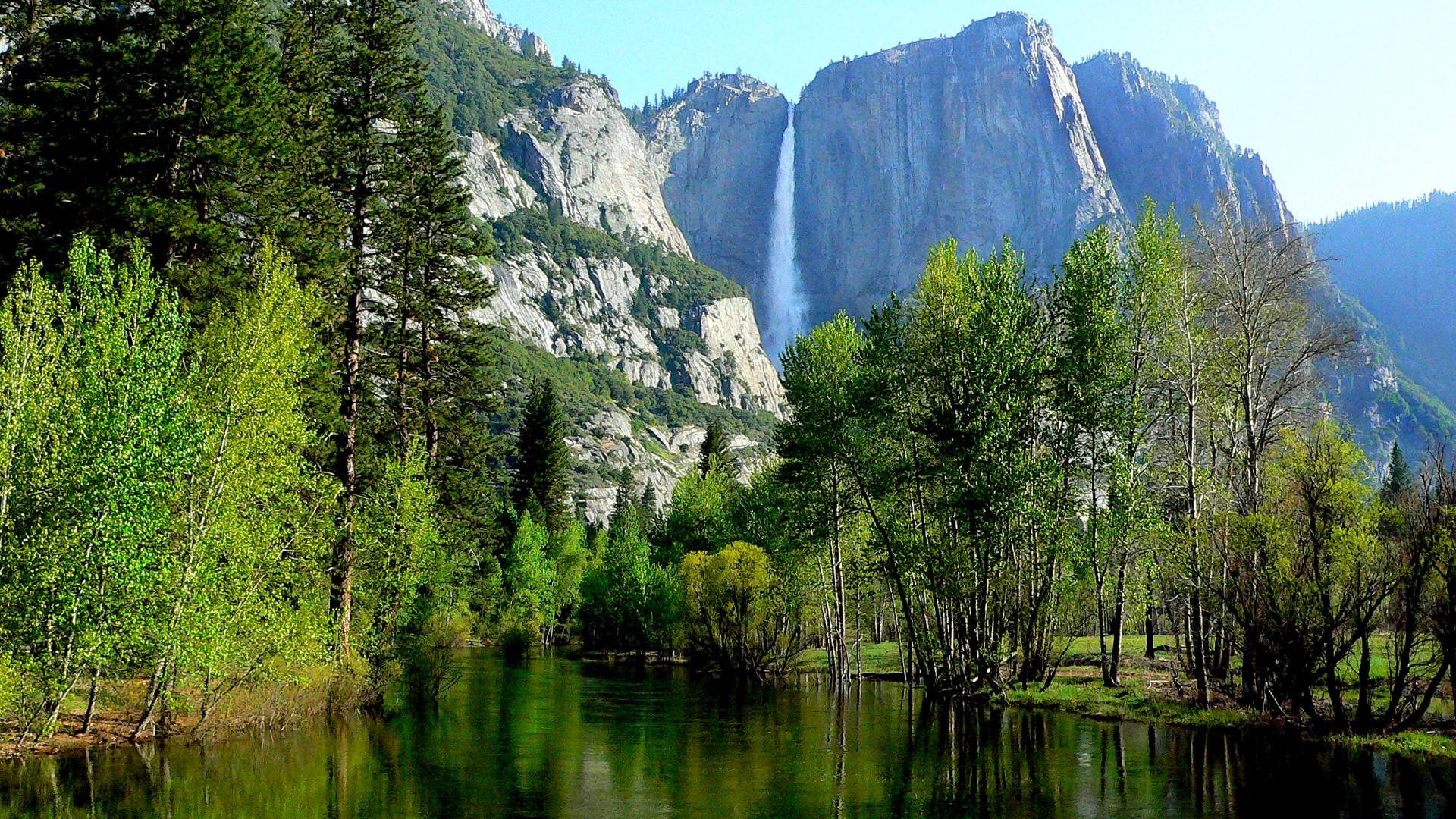 优胜美地国家公园，内华达山脉，默塞德河，青山，树，岩石，绿水，瀑布，自然风景桌面壁纸