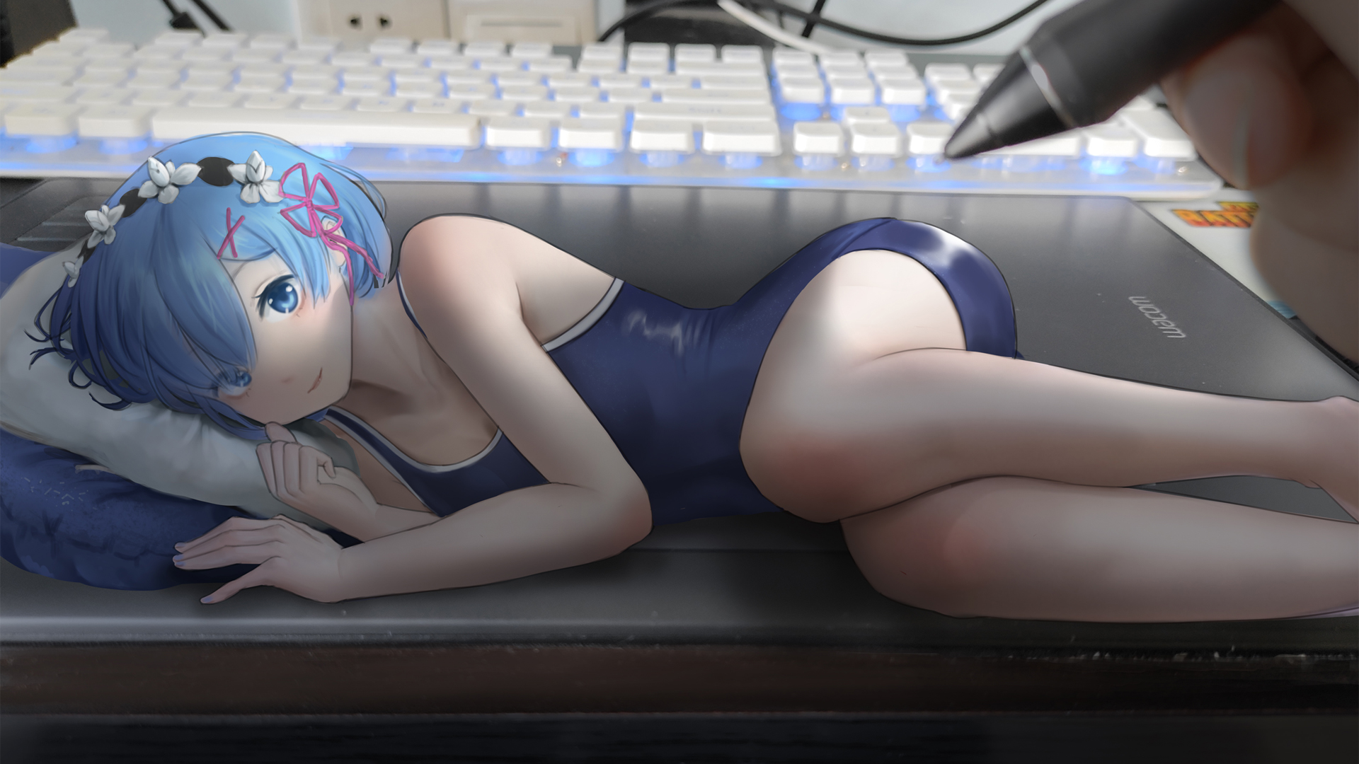 蓝色短发女孩 泳装 电脑键盘 睡在画板上的可爱姑娘 动漫壁纸